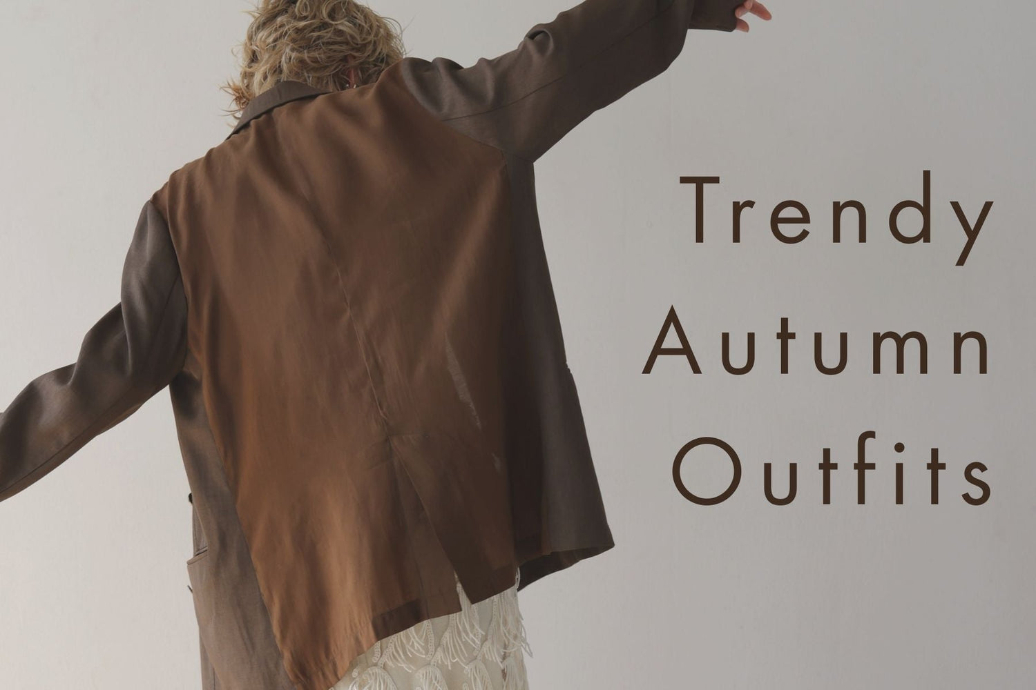 夏服をそのまま秋仕様に<br>羽織りでつくるトレンド秋コーデ