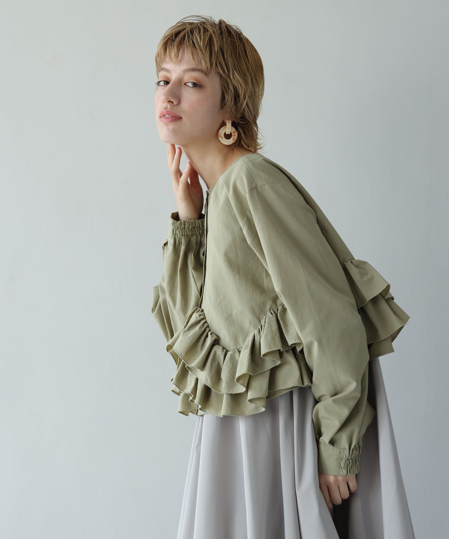 カーキ model:H160