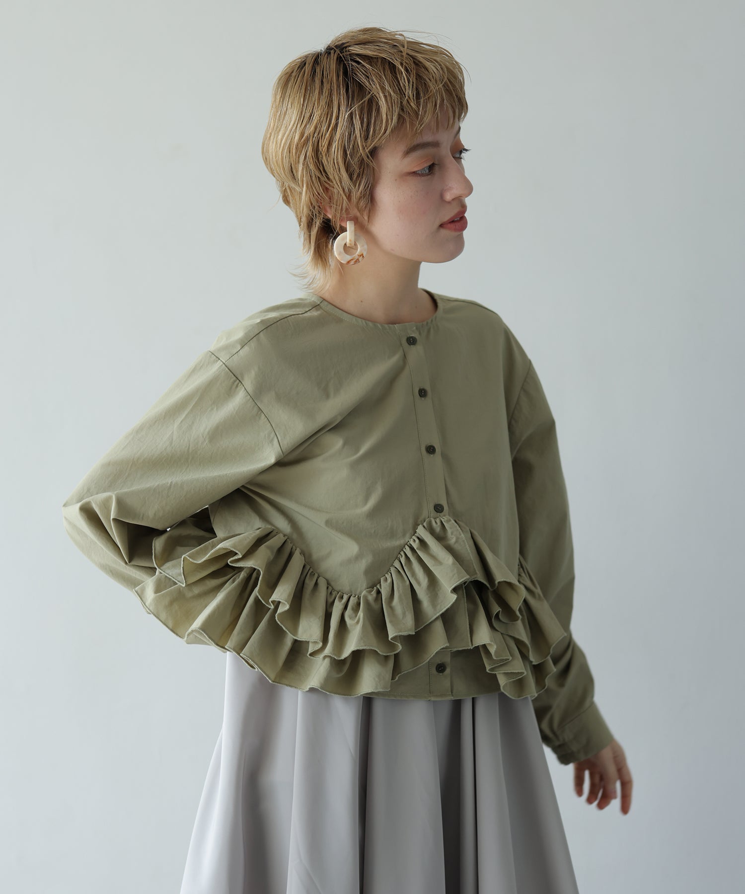 カーキ model:H160