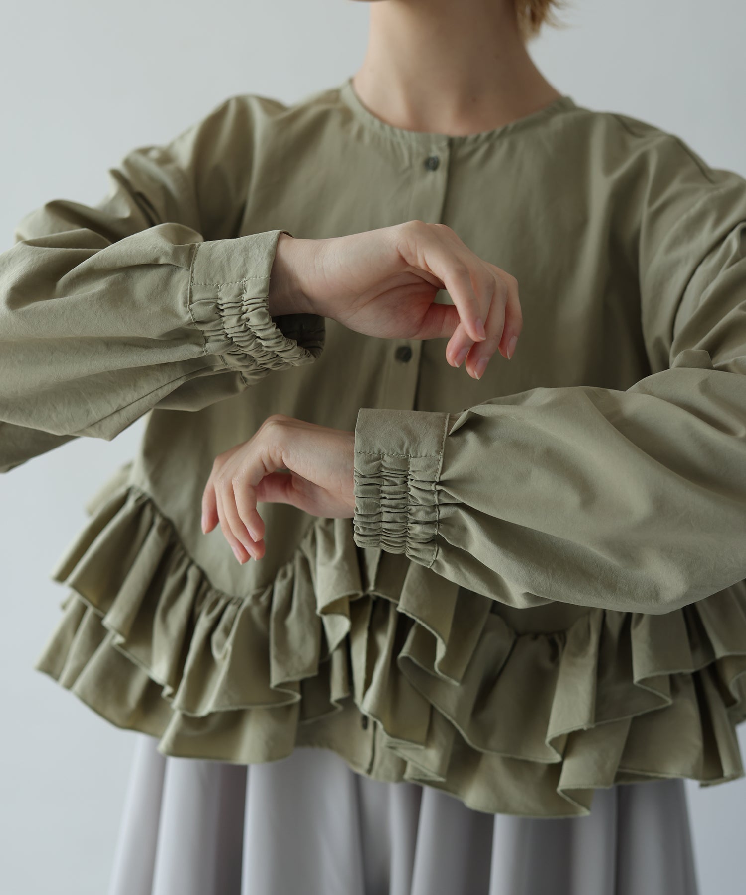 カーキ model:H160