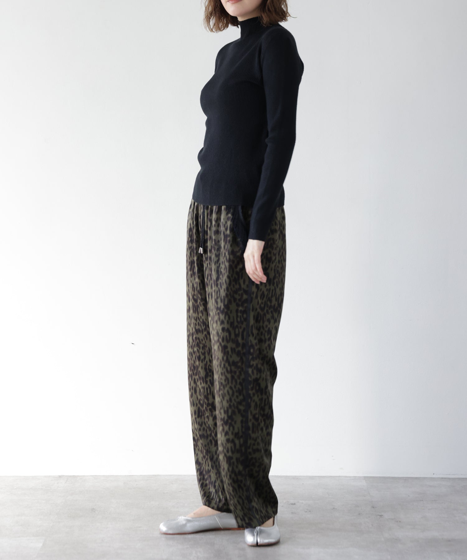 カーキ model:H167