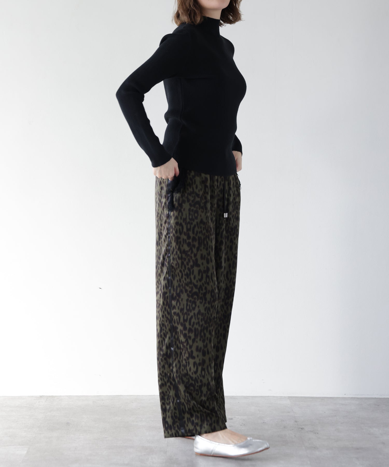 カーキ model:H167