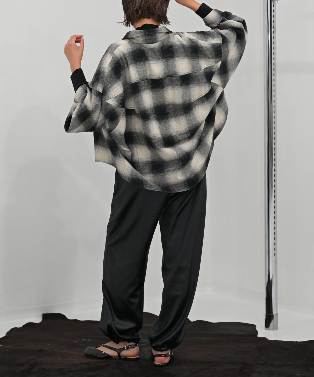 オフ×ブラックチェック model:H166cm