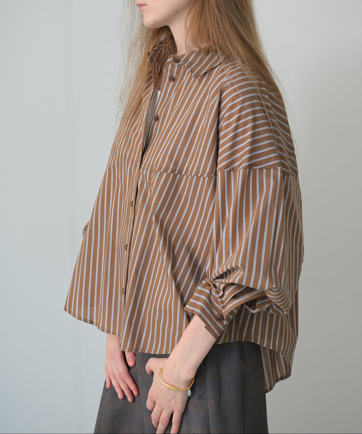 ブラウンストライプ model:H170cm 袖釦一番上まで留めた状態