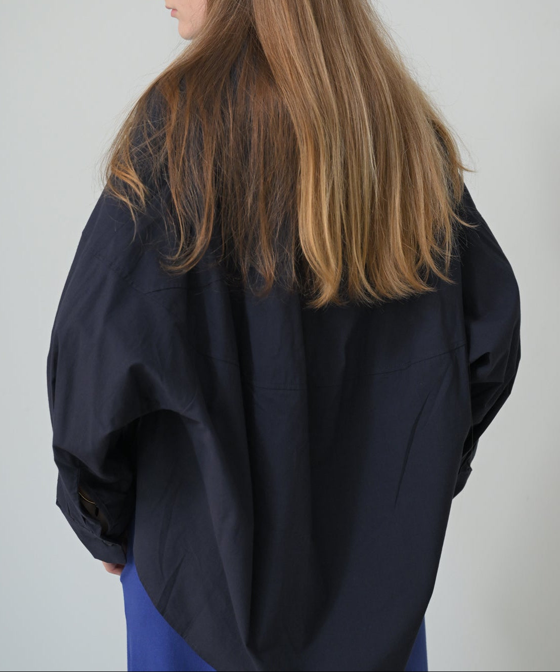 チャコール model:H170cm 袖釦一番下で留めた状態