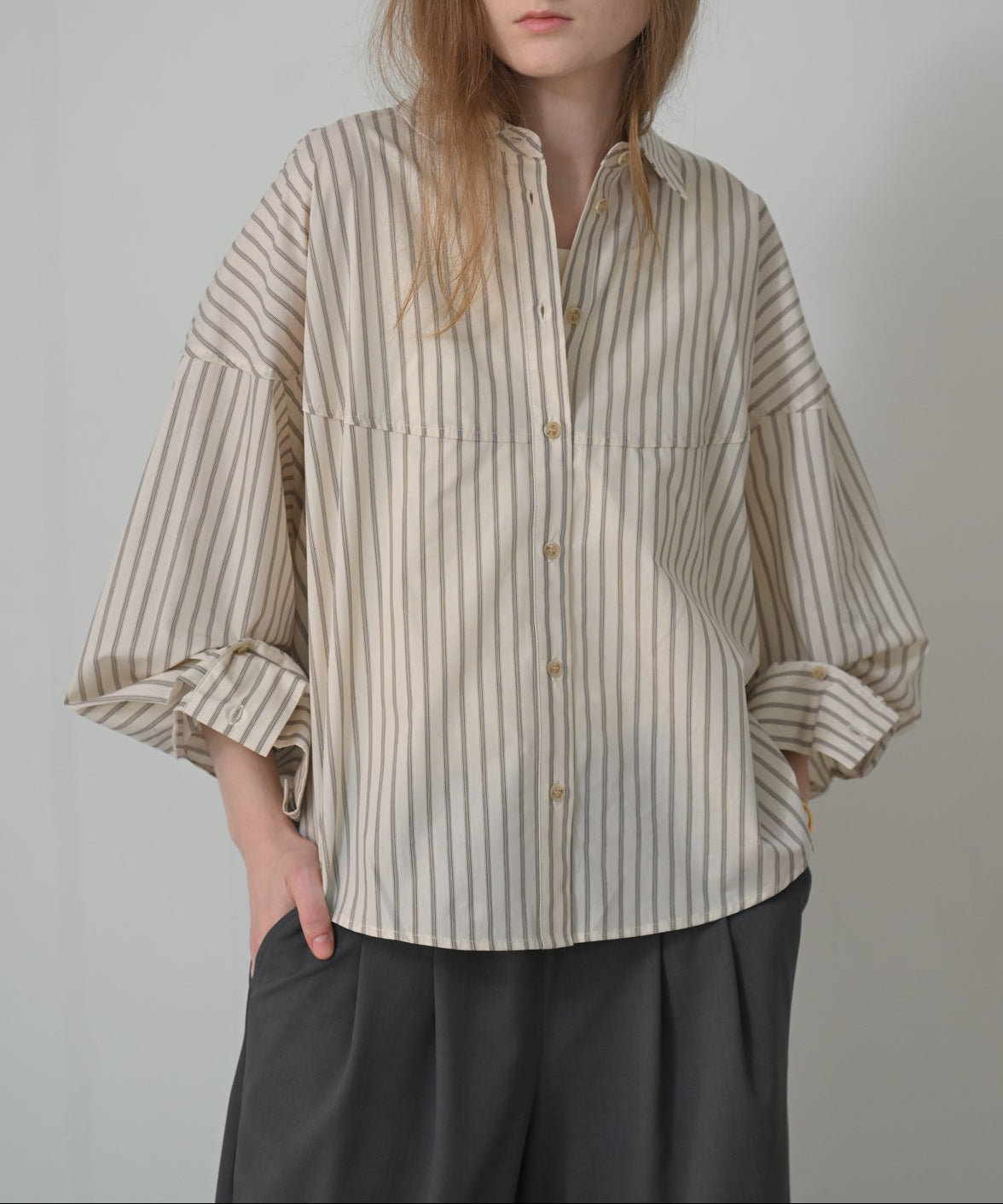 アイボリーストライプ model:H170cm 袖釦一番上まで留めた状態