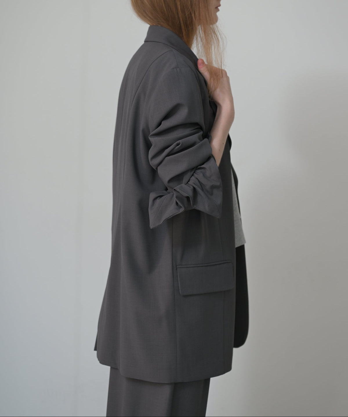 グレー model:H170cm シュシュを袖につけた状態