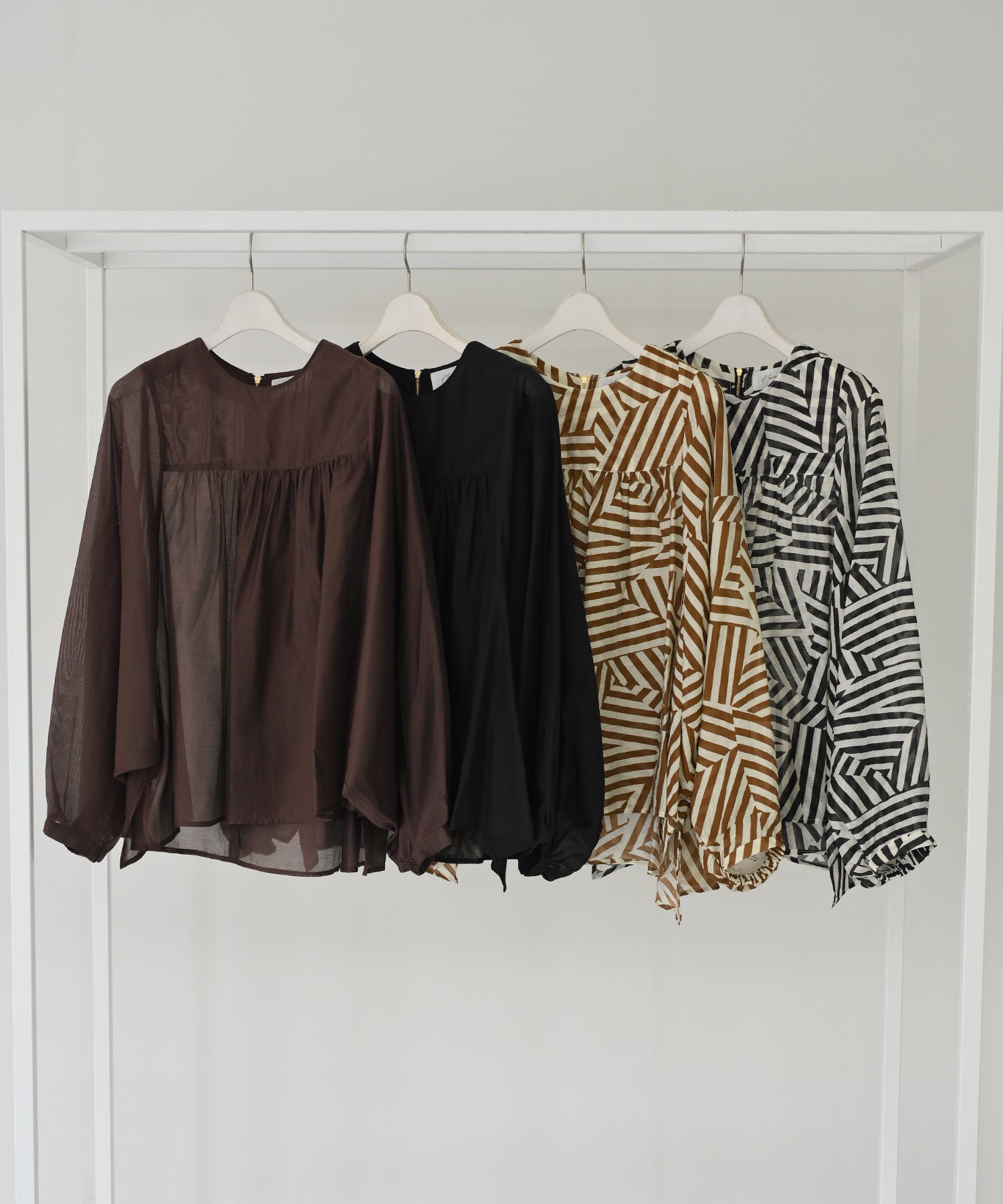 左からブラウン、ブラック、ブラウン×アイボリー、オフ×ブラック