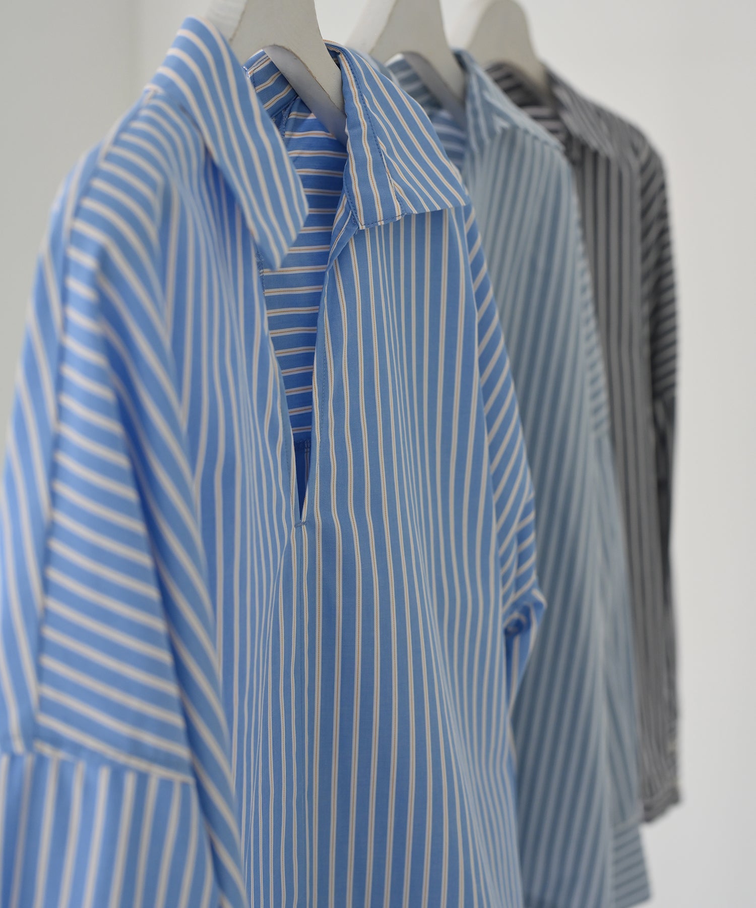 左からブルー グレー ネイビー