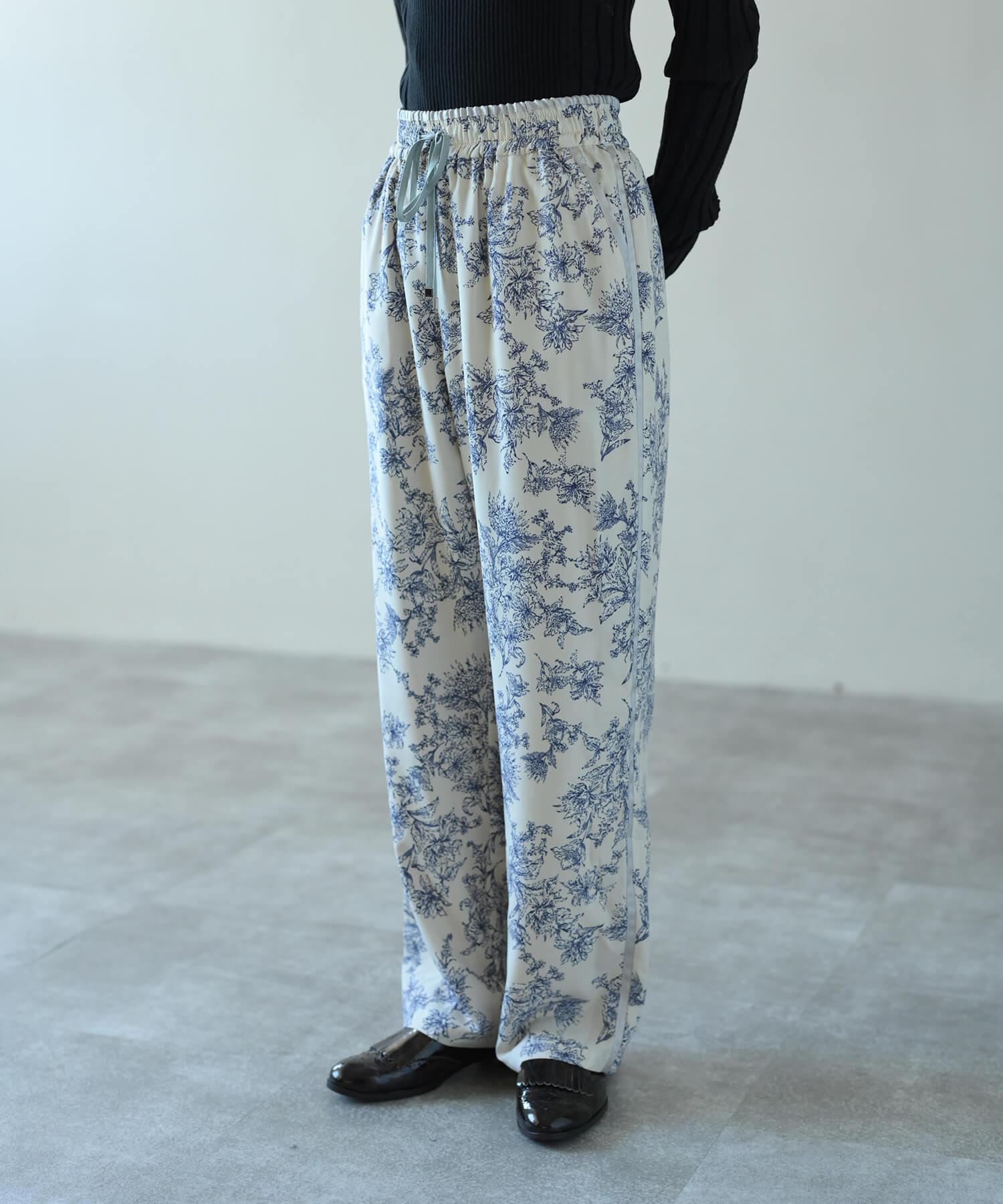 【Timesale】花柄サイドパイピングラインストレートパンツ