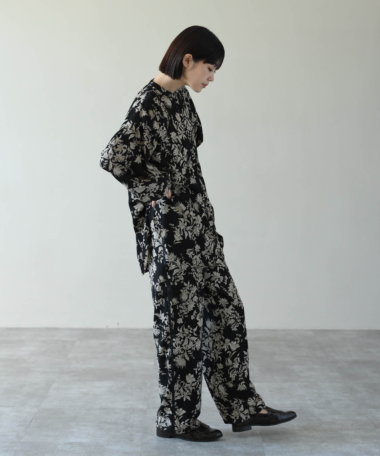 【Timesale】花柄サイドパイピングラインストレートパンツ