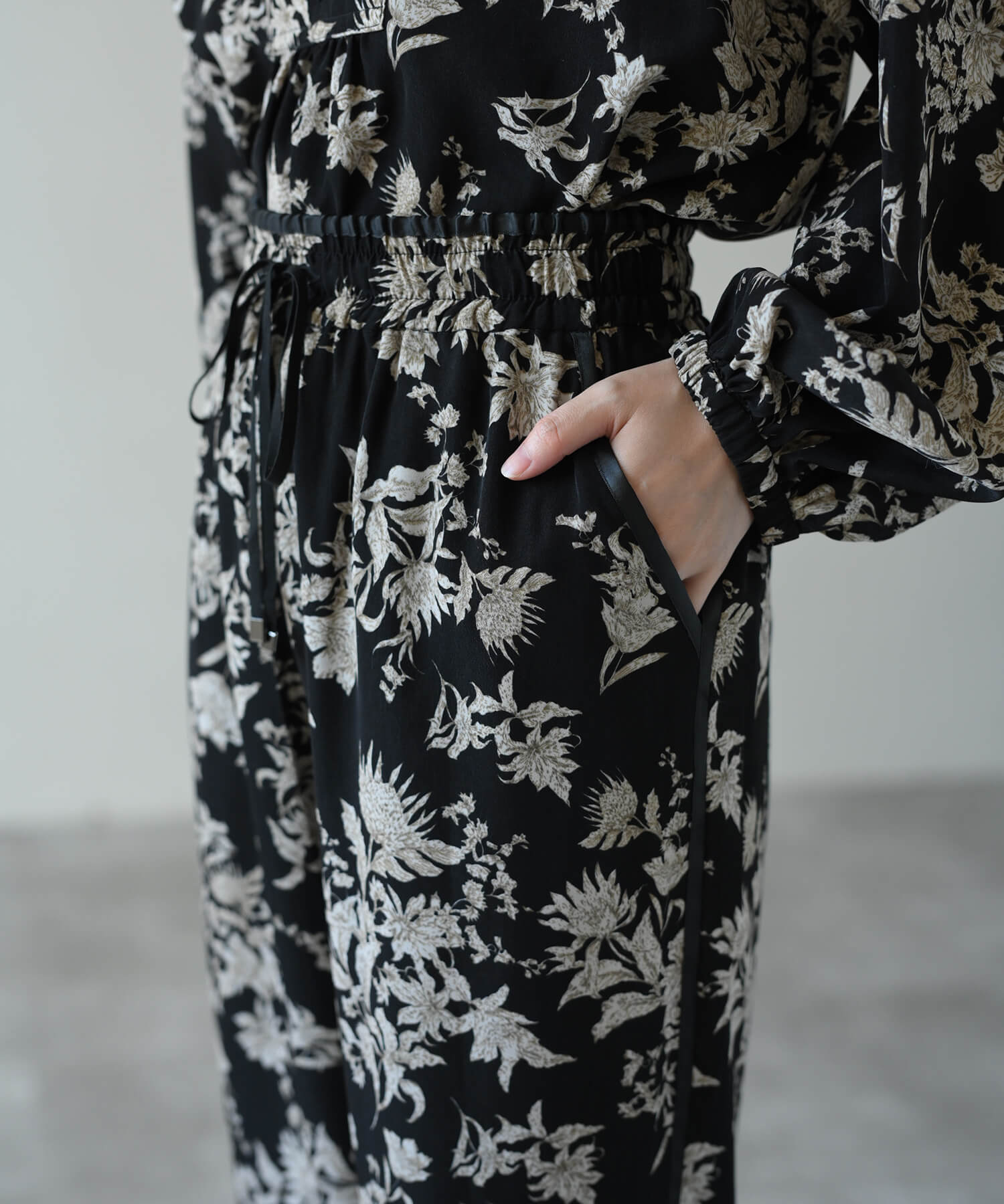 【Timesale】花柄サイドパイピングラインストレートパンツ