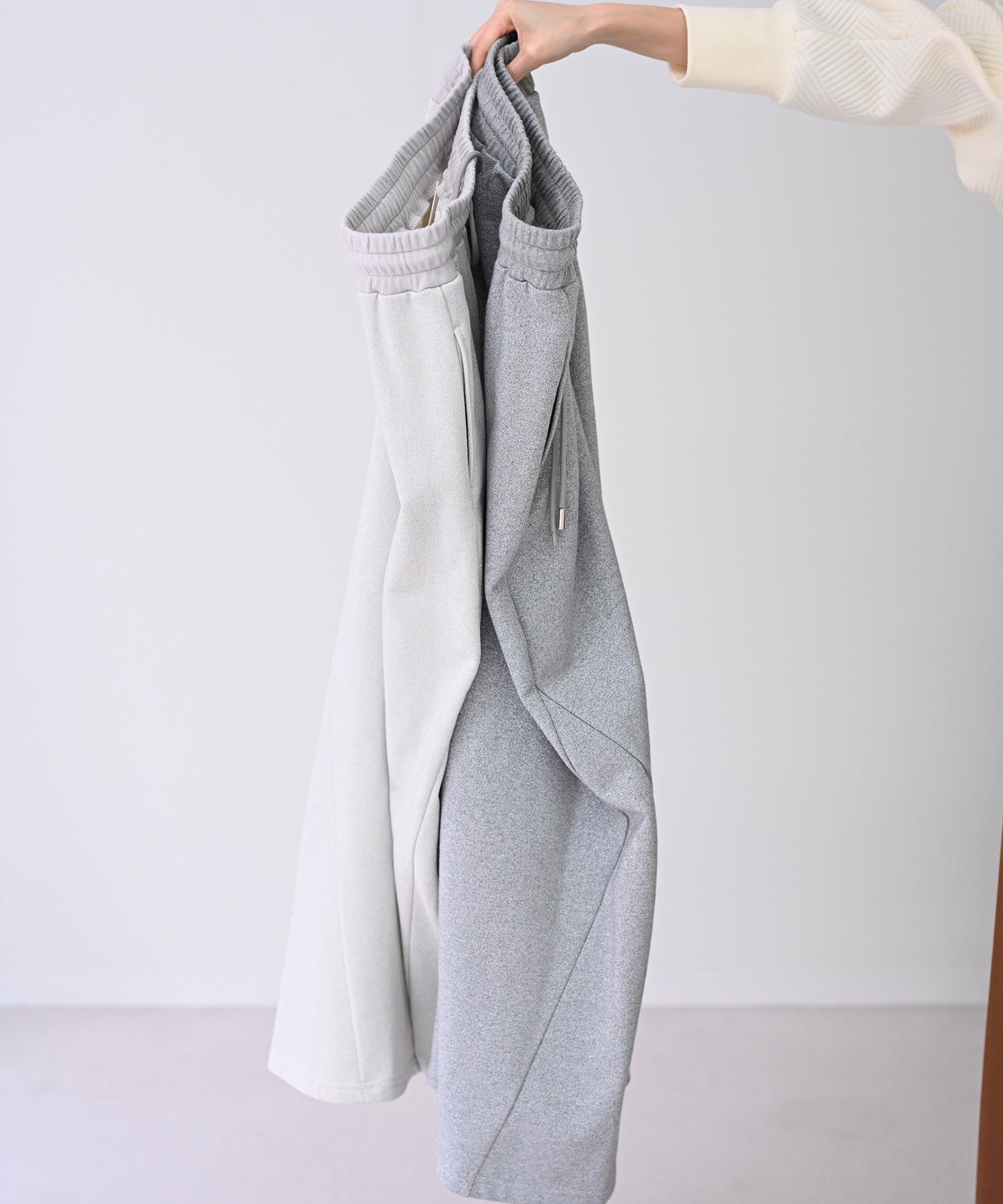 左からオフグレー / グレー