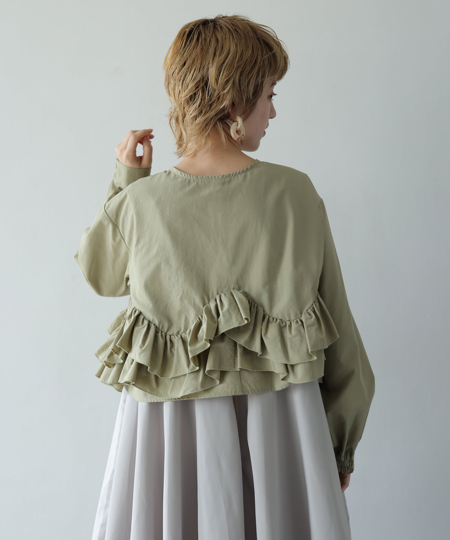 カーキ　model：H160