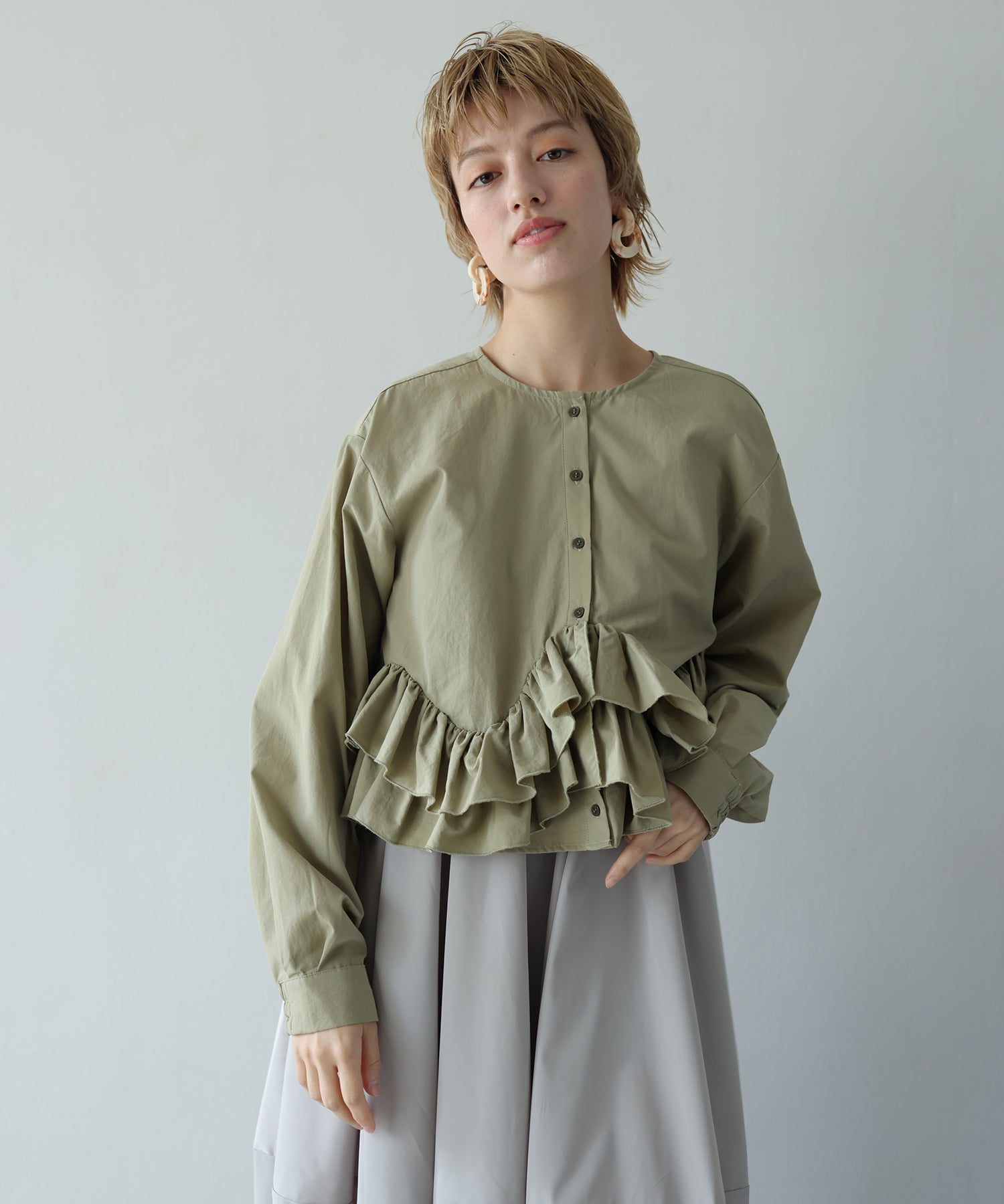 カーキ　model：H160