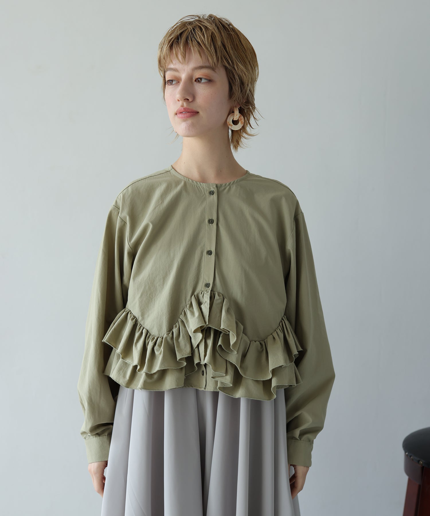 カーキ　model：H160