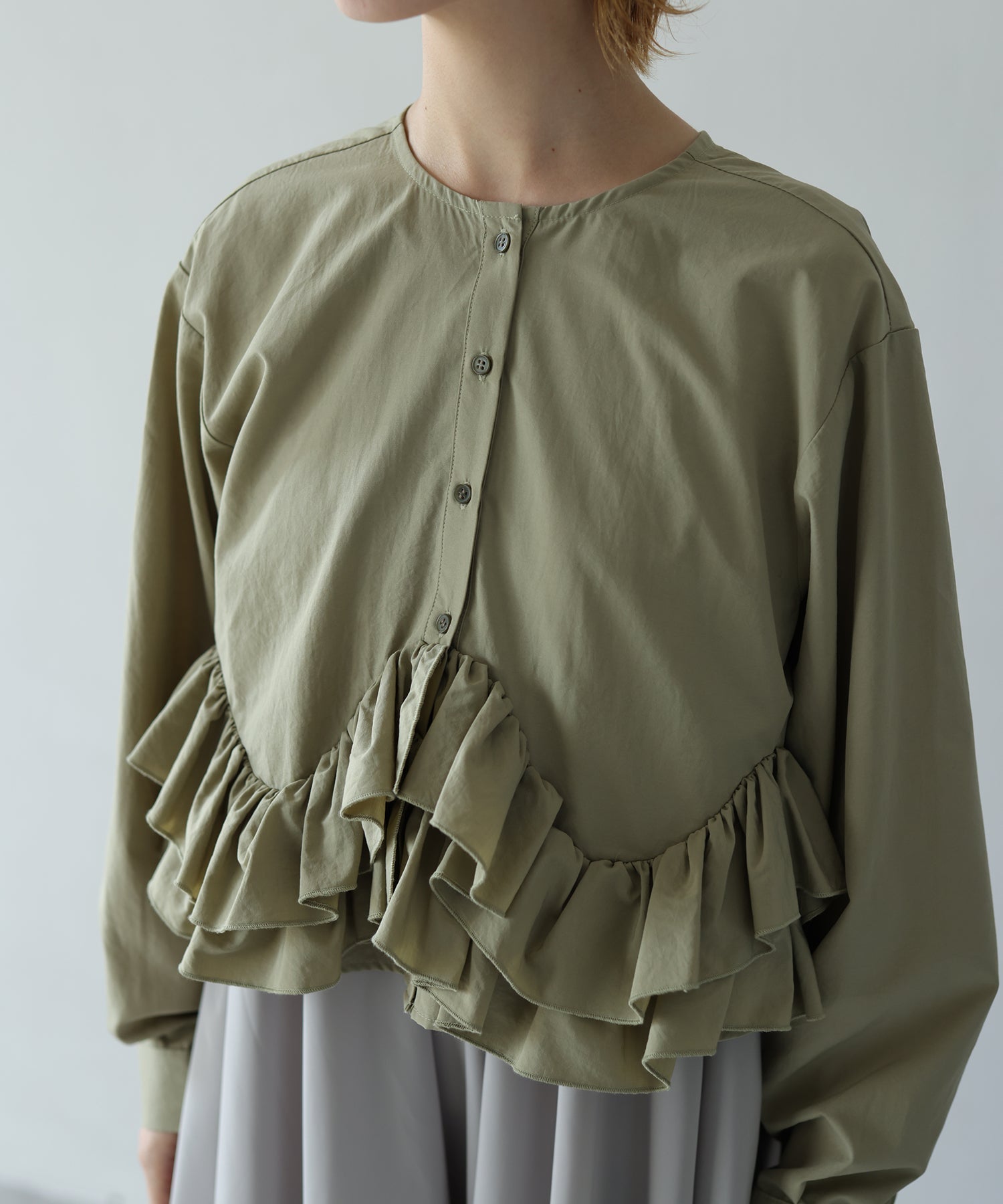 カーキ　model：H160