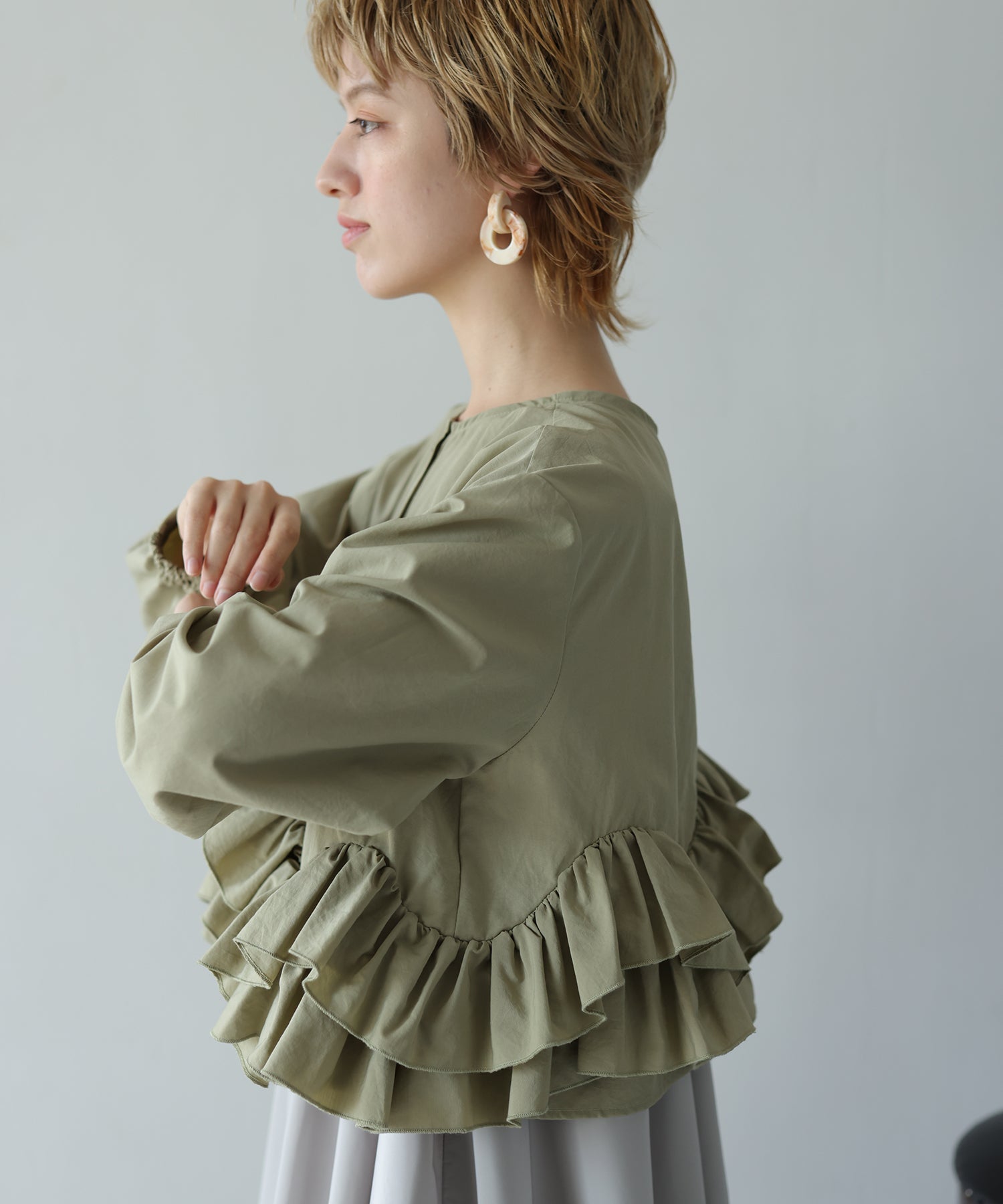 カーキ　model：H160