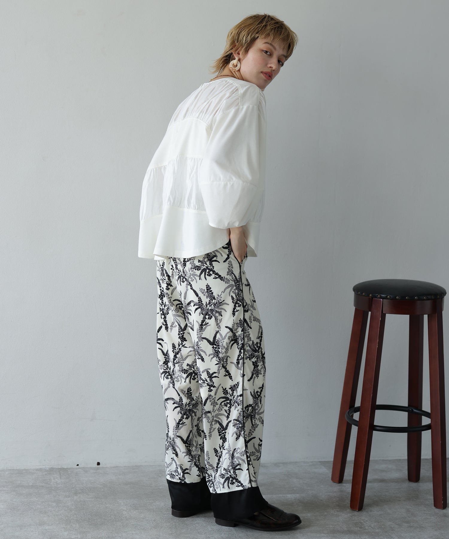 オフホワイト　model：H160