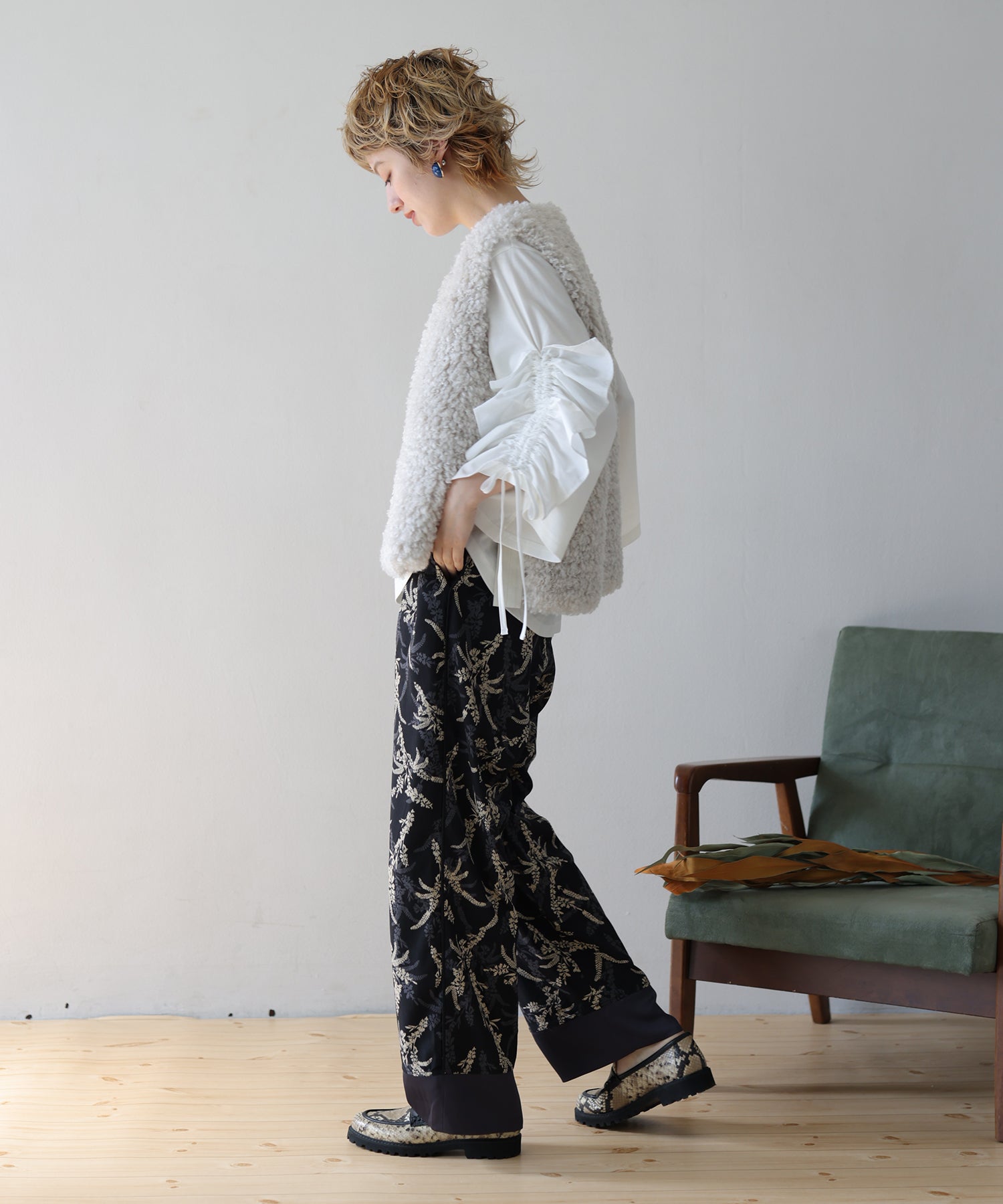 オフホワイト　model：H160