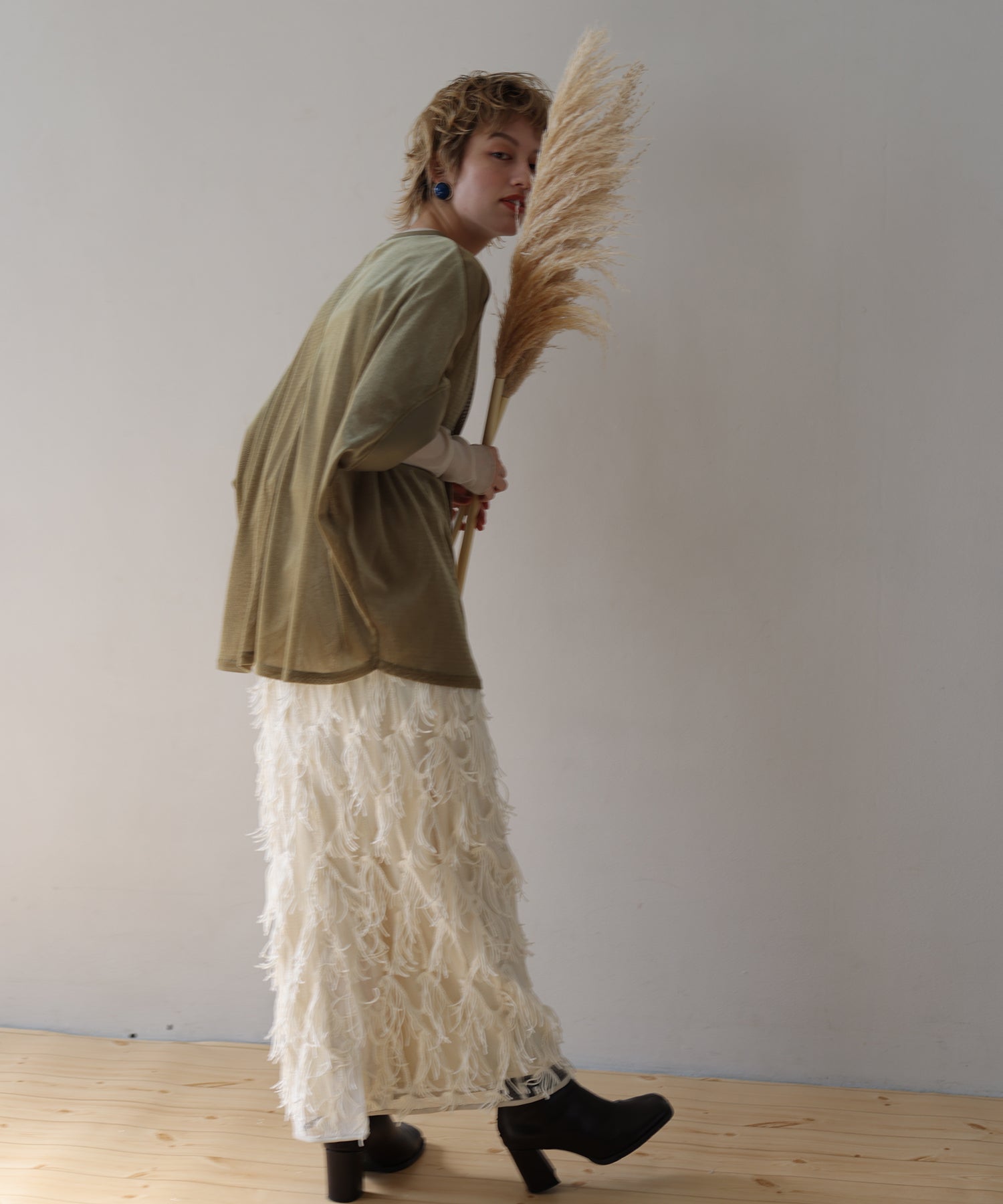 カーキ　model：H160