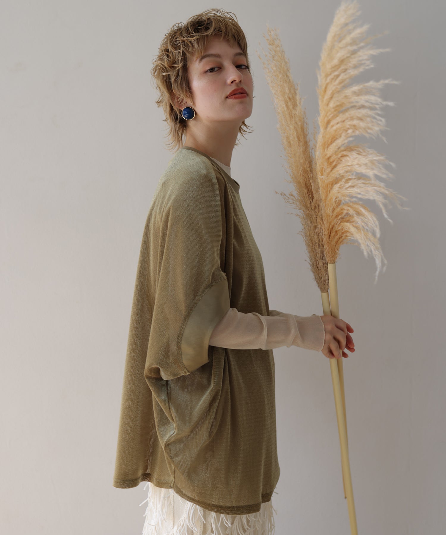 カーキ　model：H160