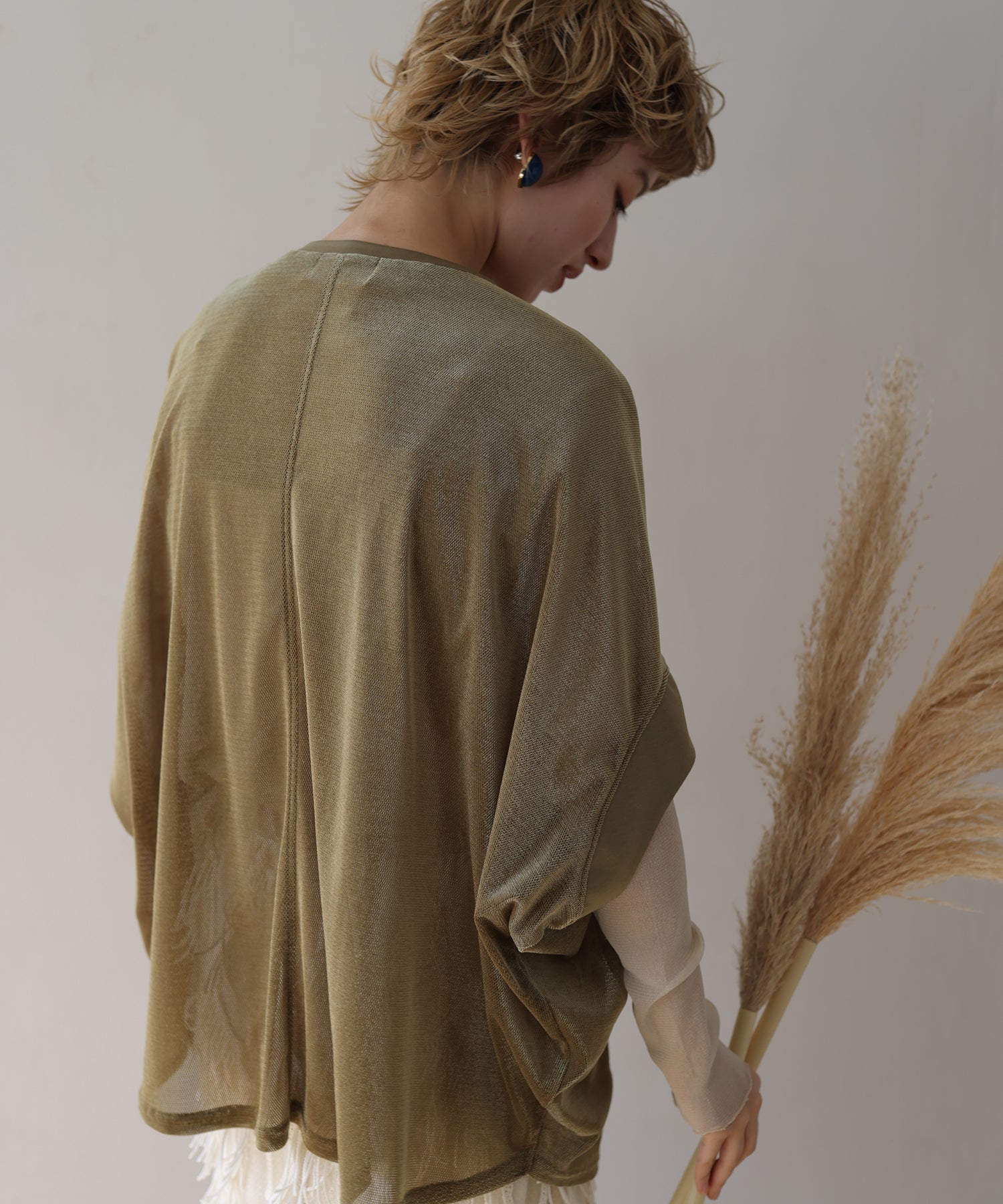 カーキ　model：H160