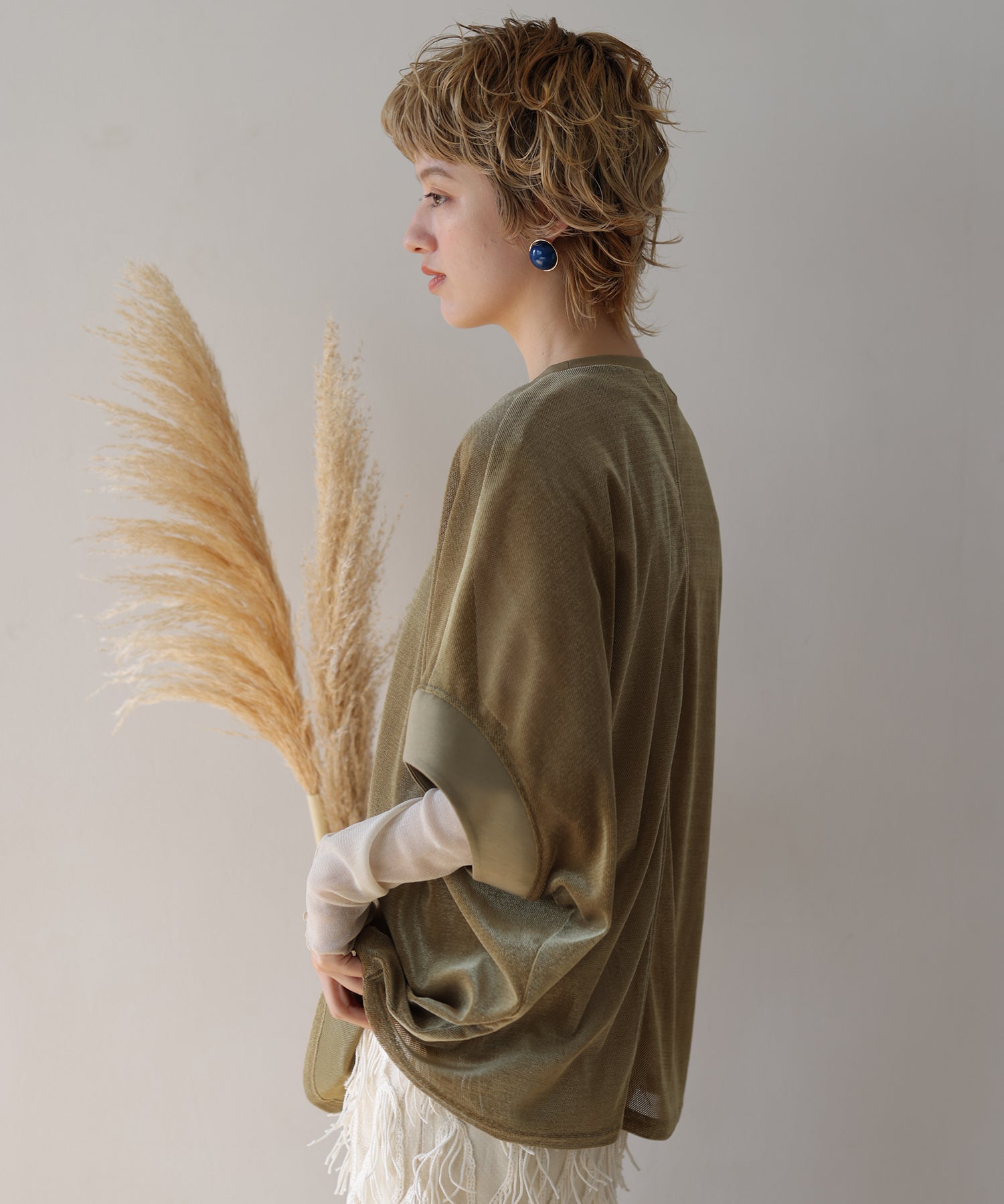 カーキ　model：H160