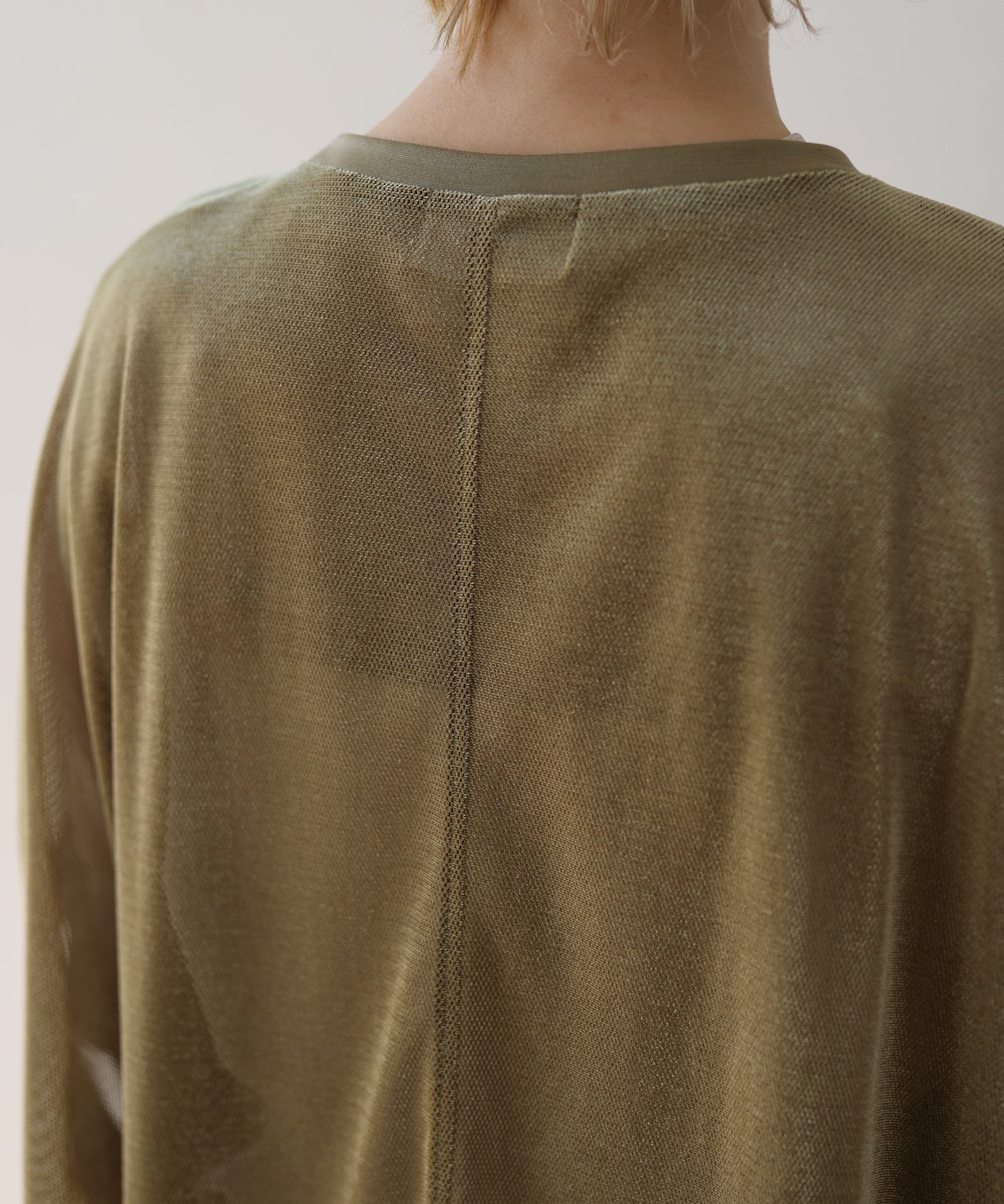 カーキ　model：H160