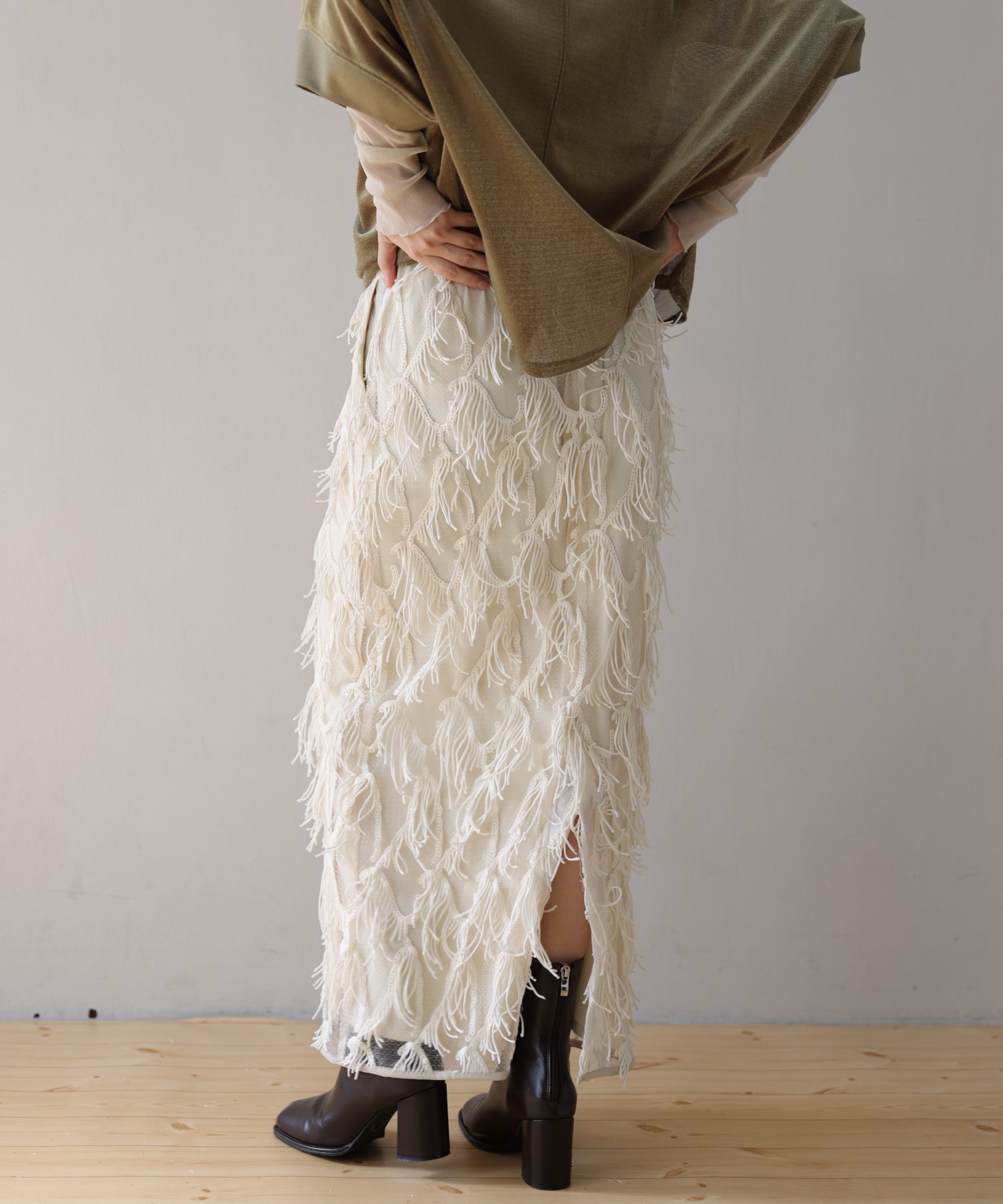 オフホワイト　model：H160