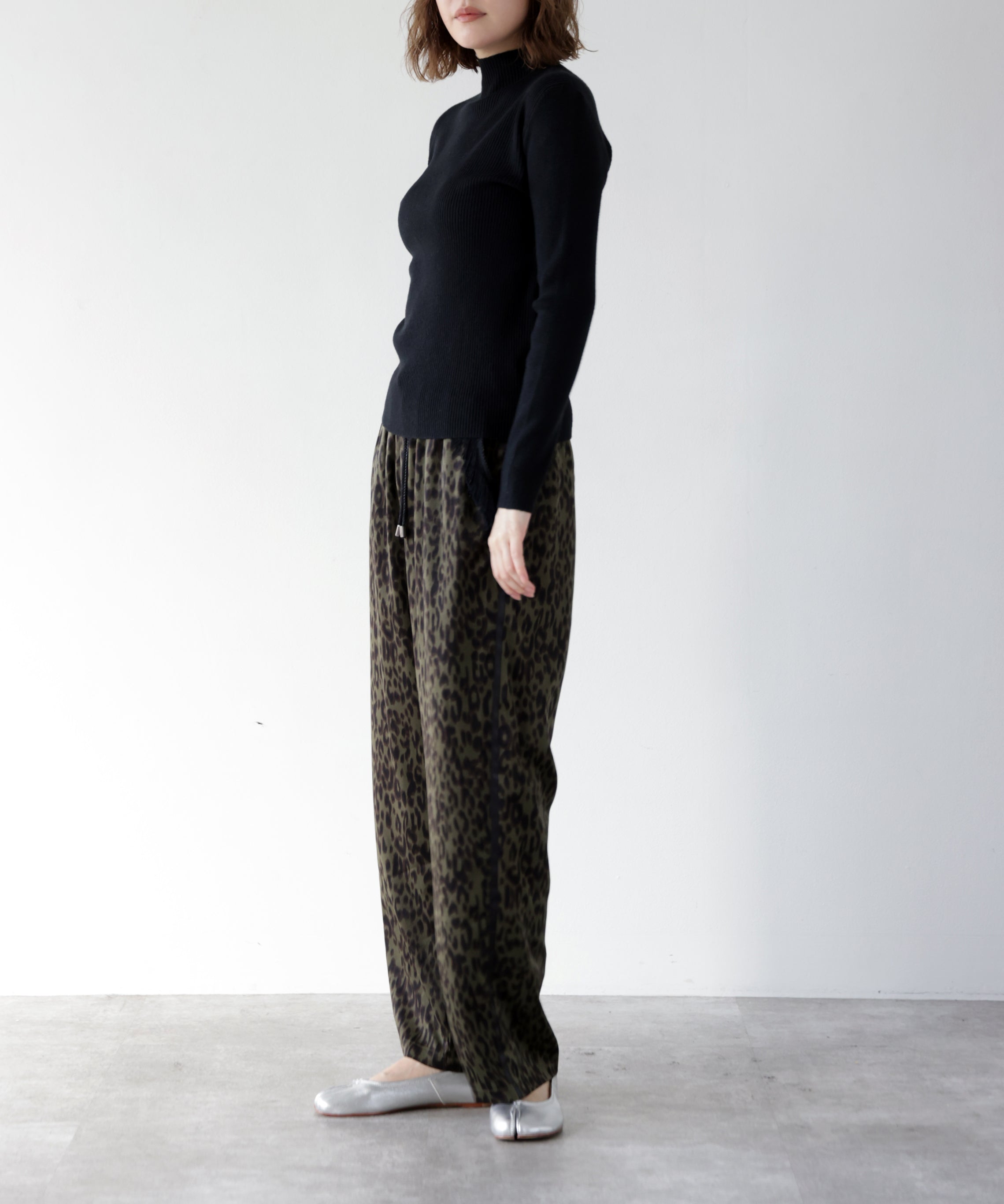 ブラック　model：H167