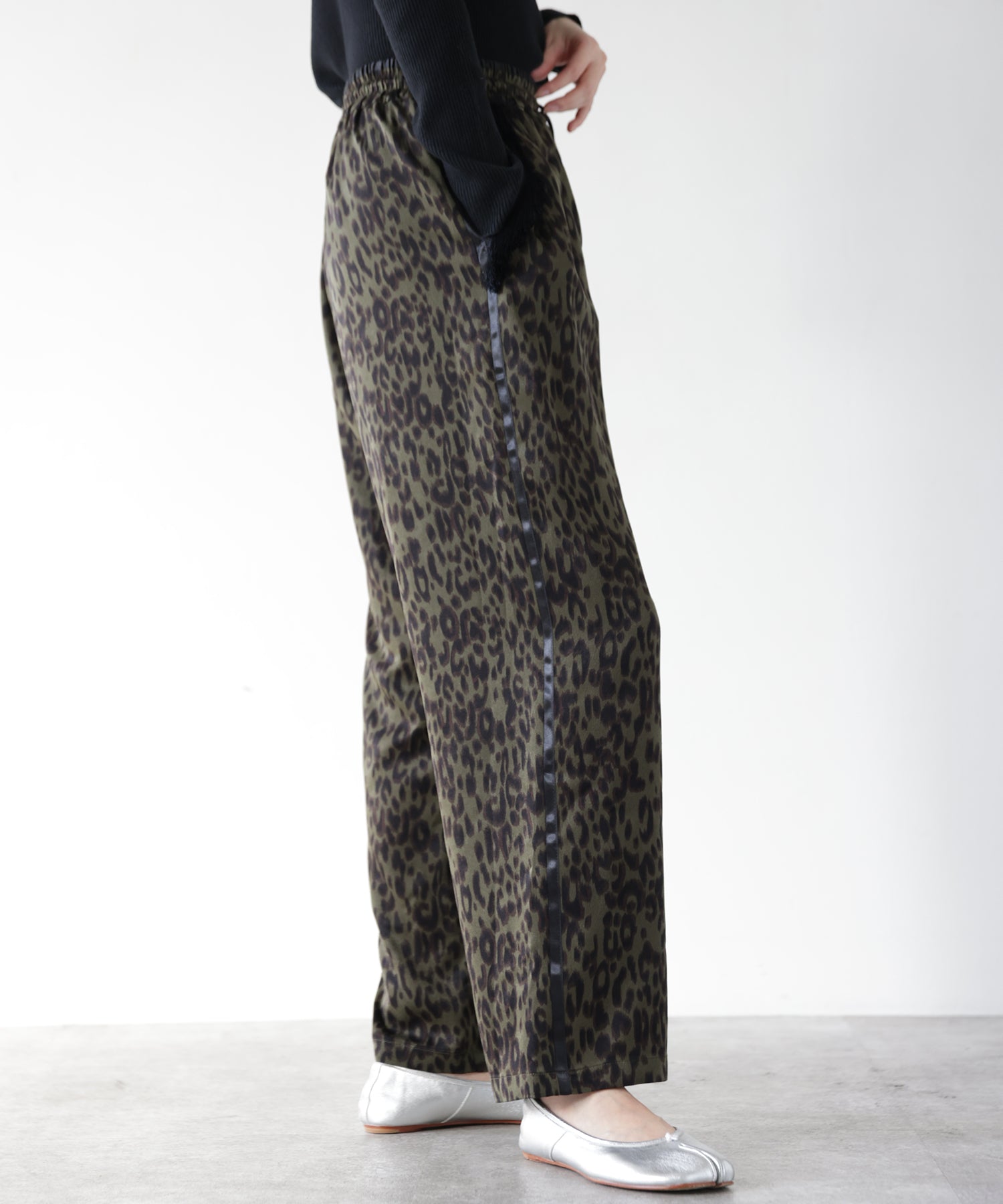 カーキ　model：H167