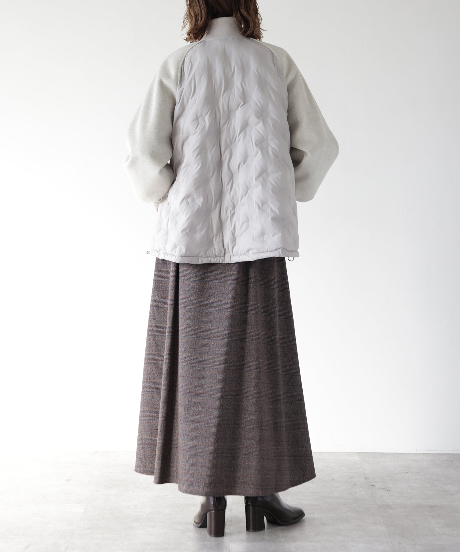 グレー　model：H167