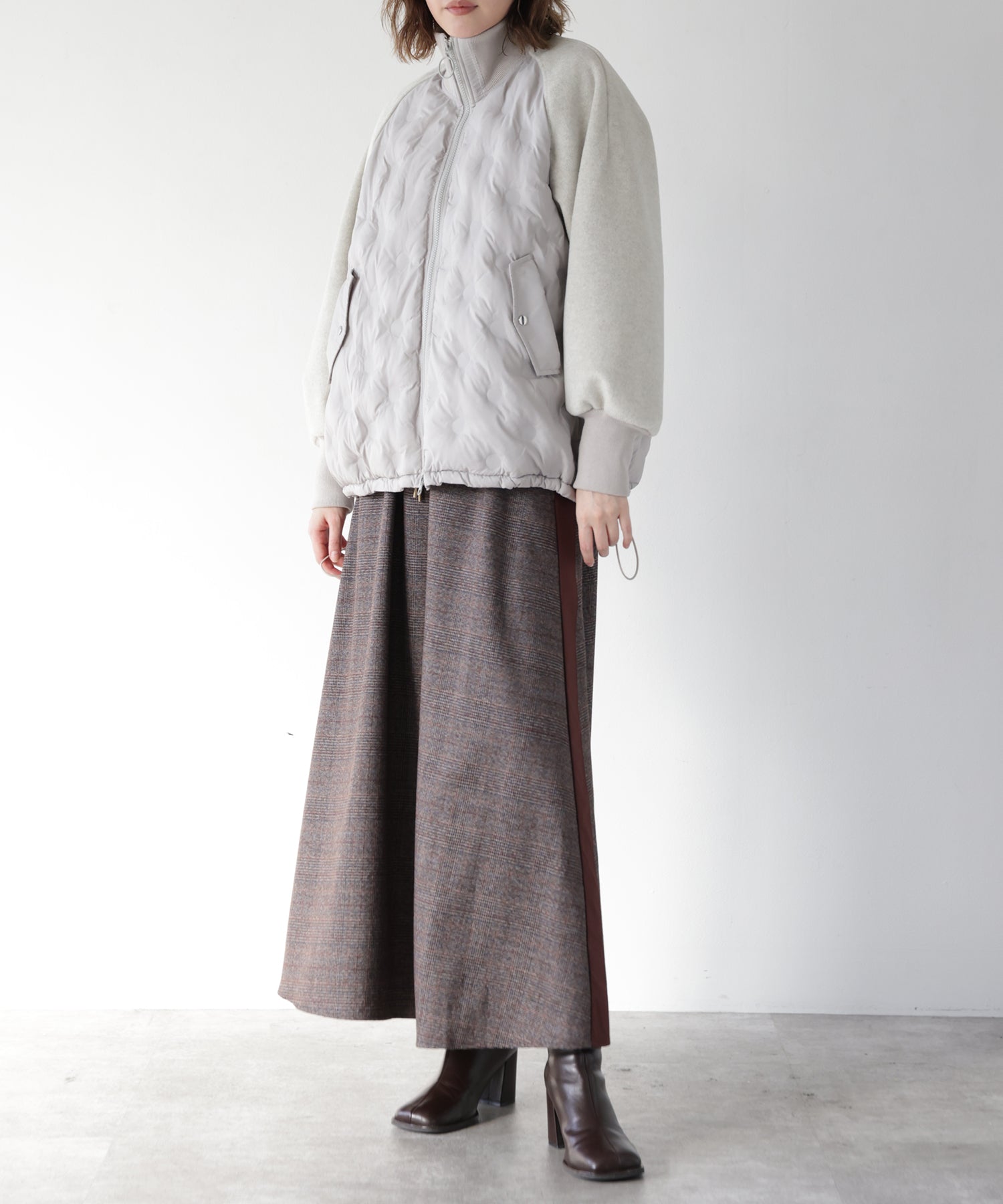 グレー　model：H167