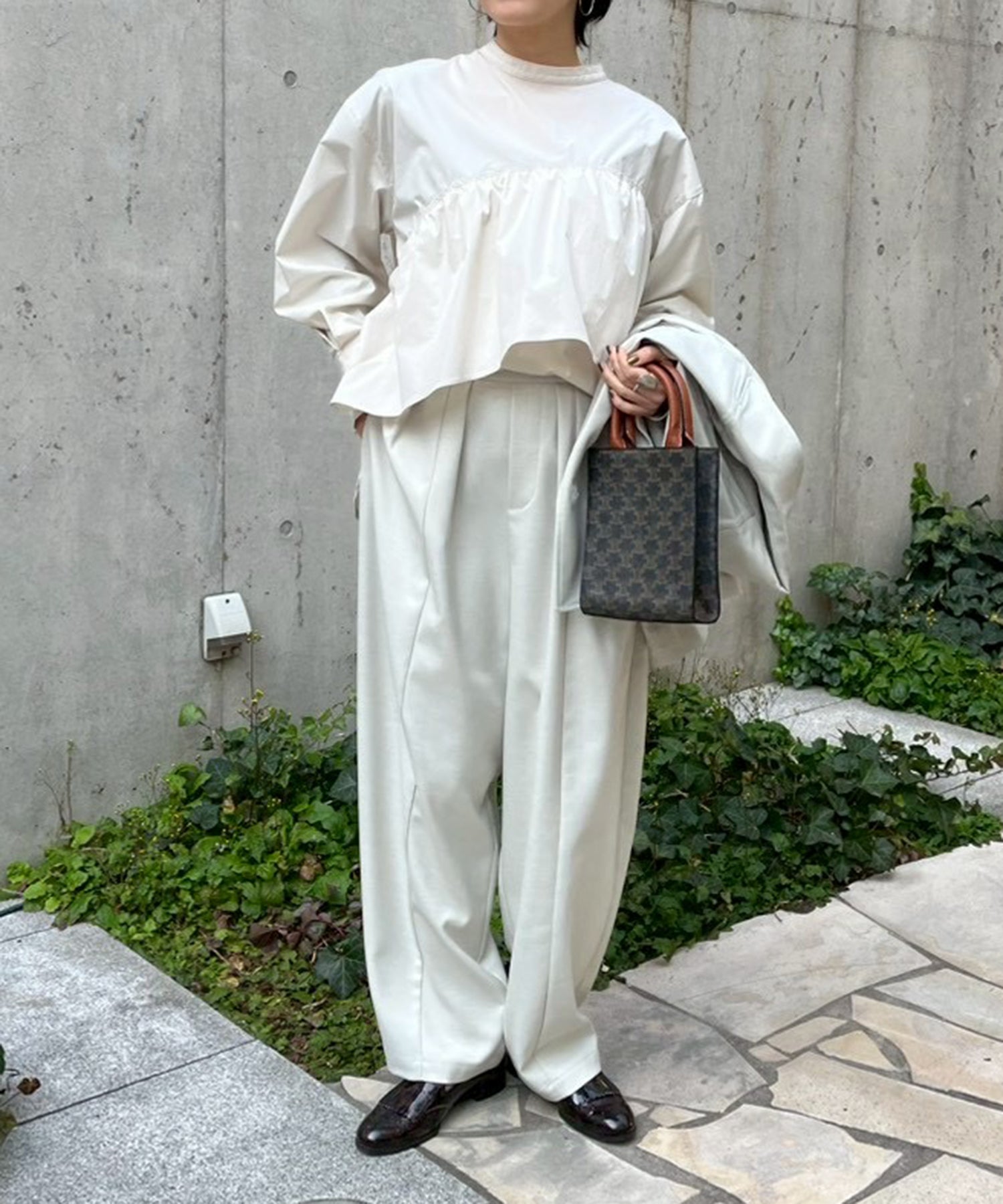 ベージュ　staff：H161