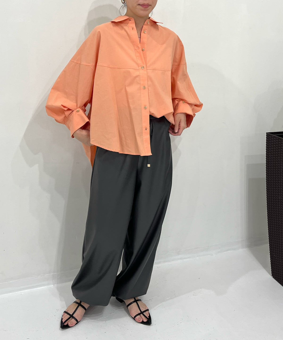 オレンジ　staff：H155cm　袖釦一番上で留めた状態