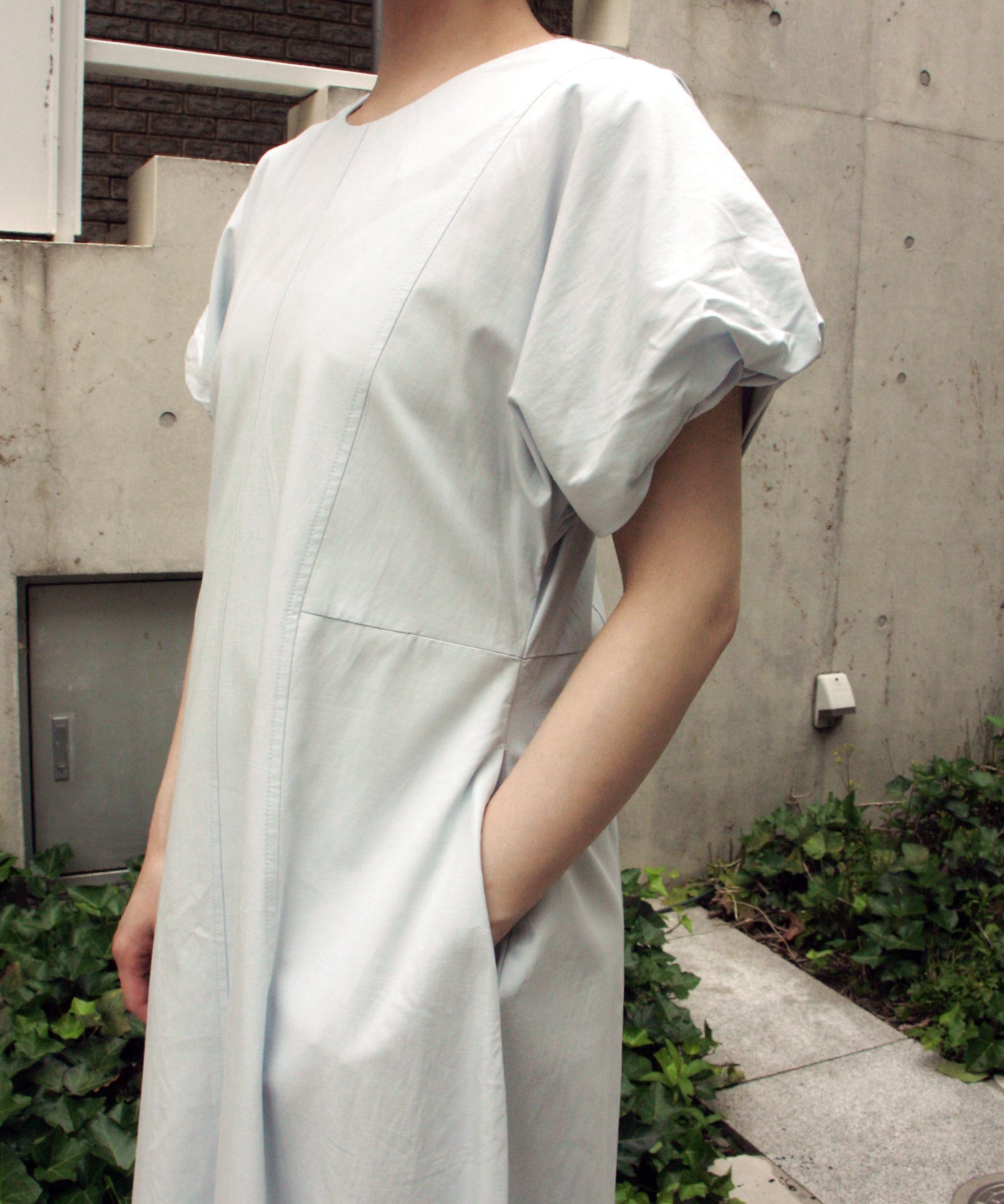 タックパフスリーブワンピースドレス