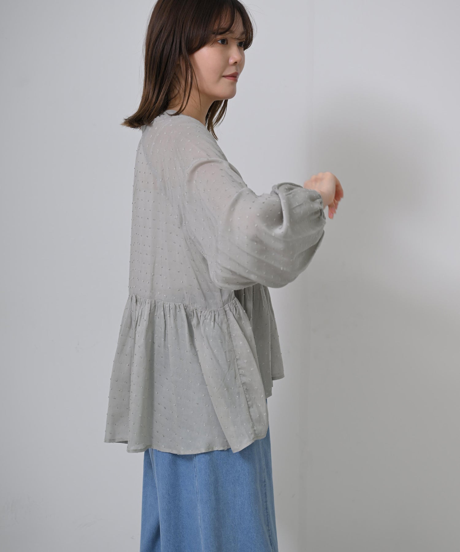 グレー　model：H167