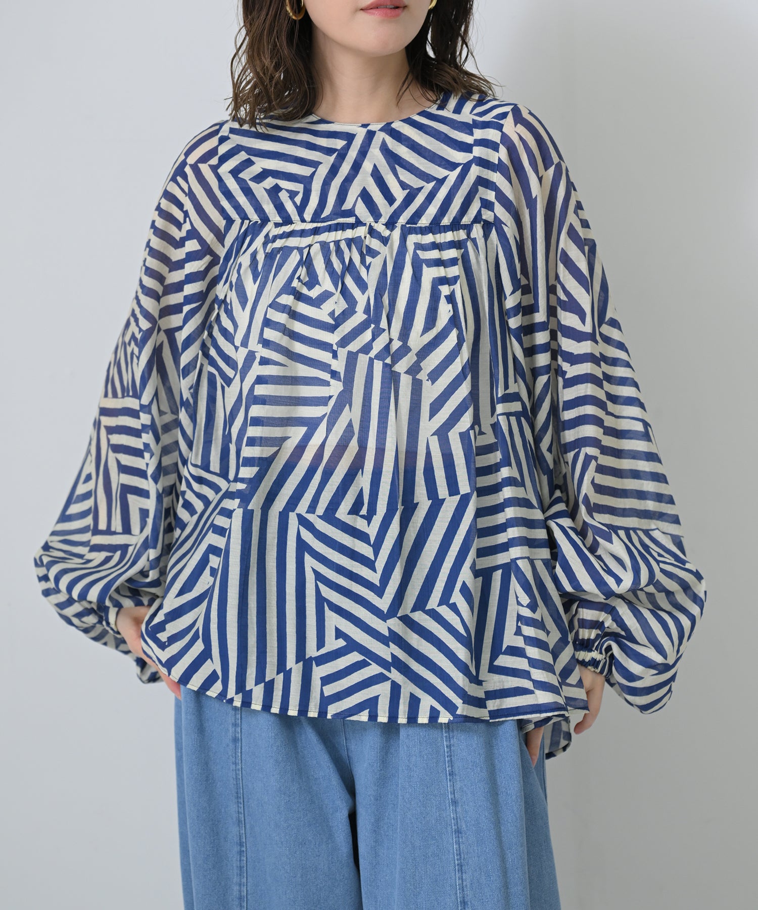 Airy Balloon Sleeve Blouse