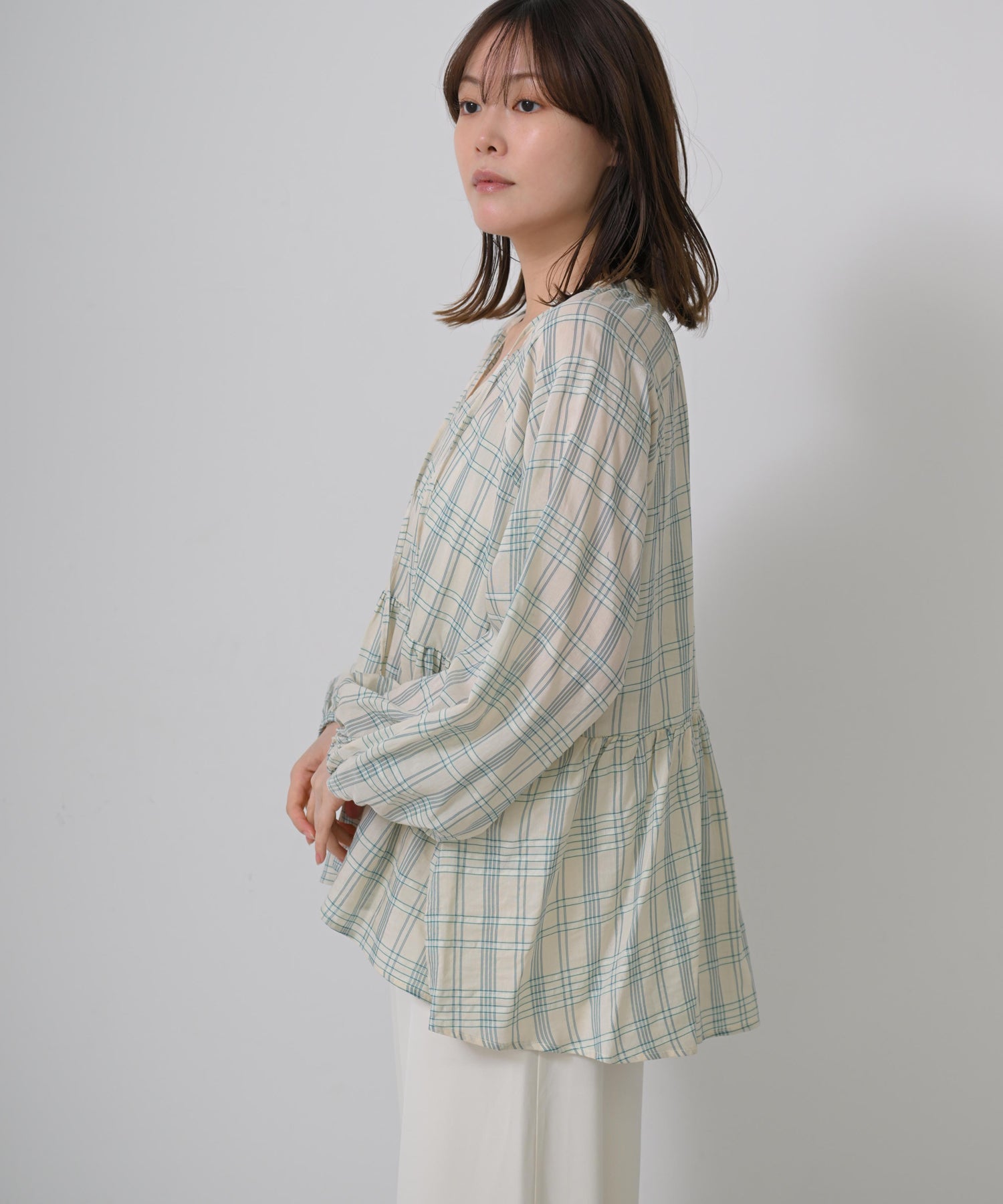 オフホワイト　model：H167