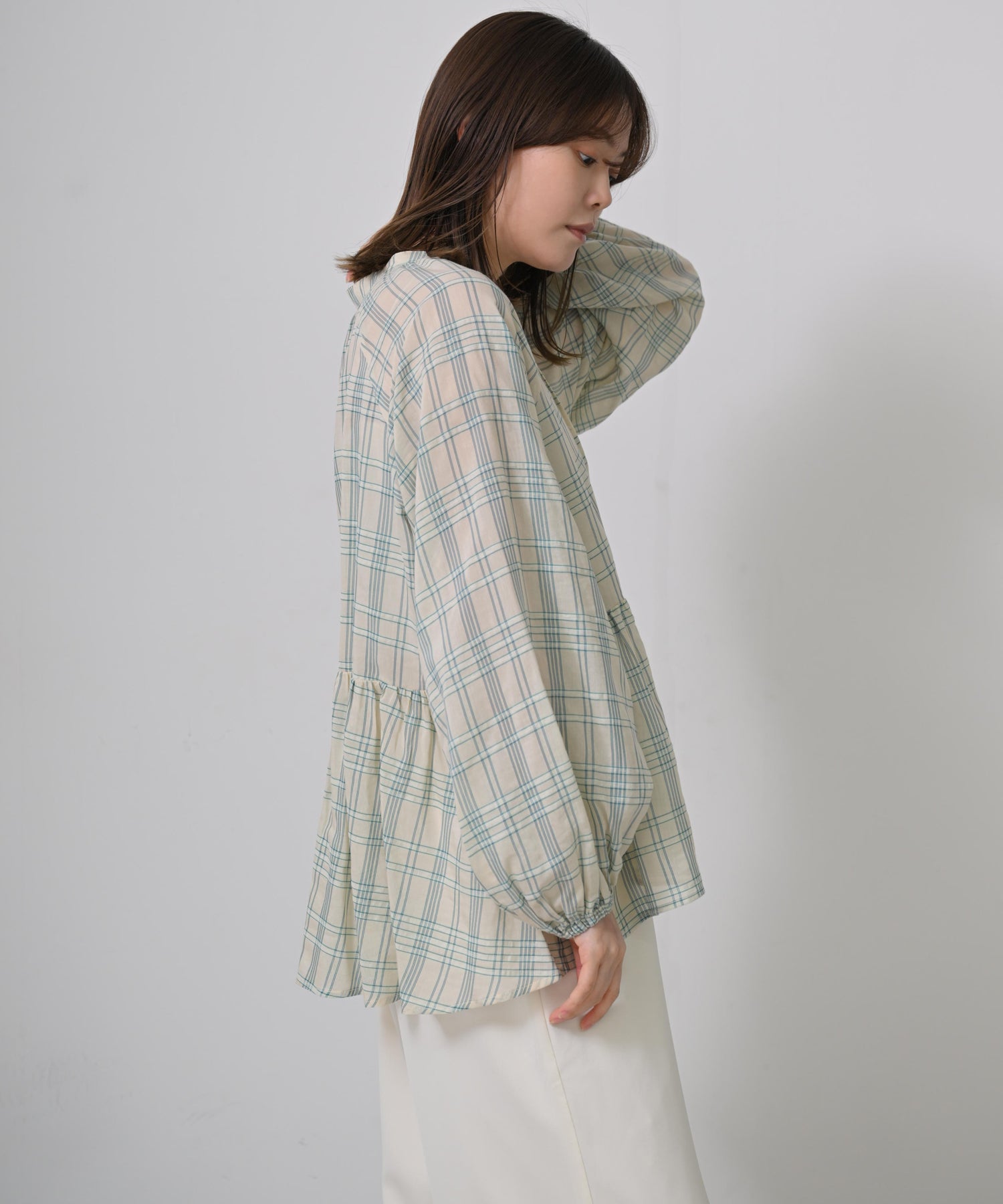 オフホワイト　model：H167