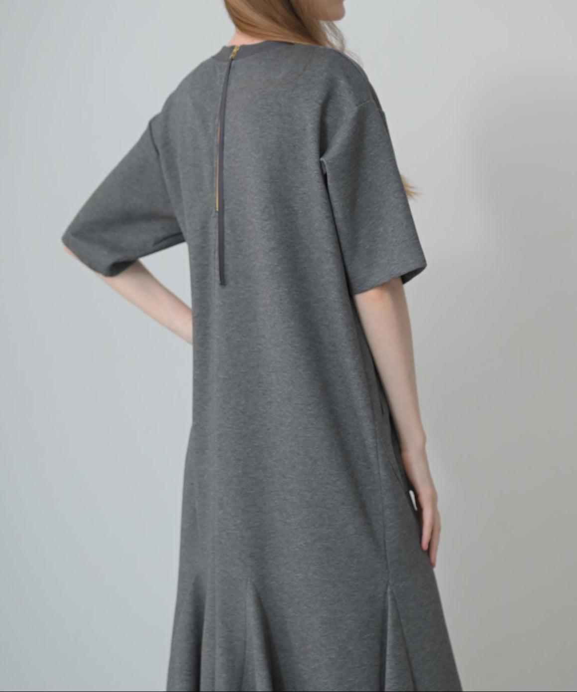 グレー　model；H170cm