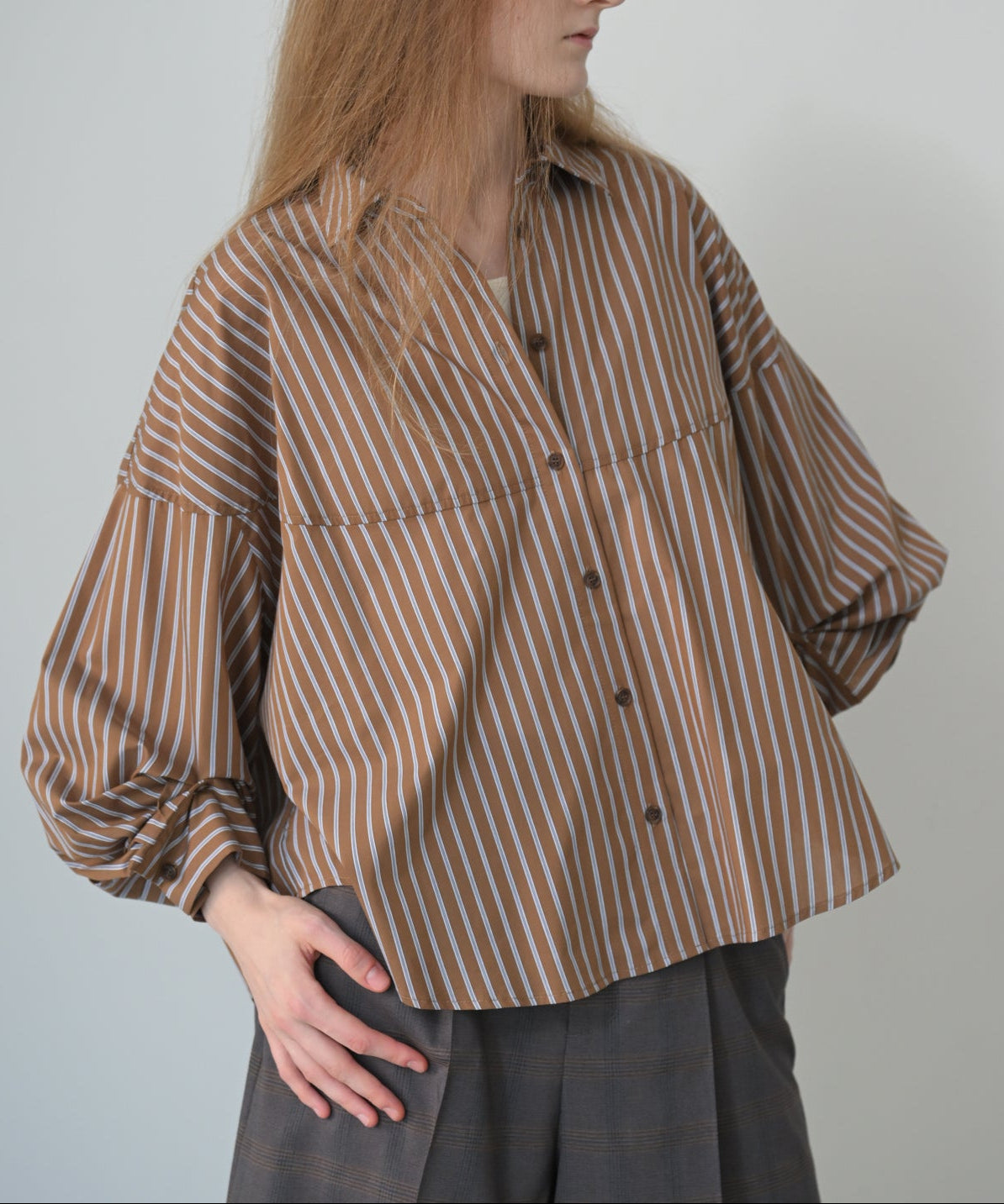 ブラウンストライプ　model：H170cm　袖釦一番上まで留めた状態