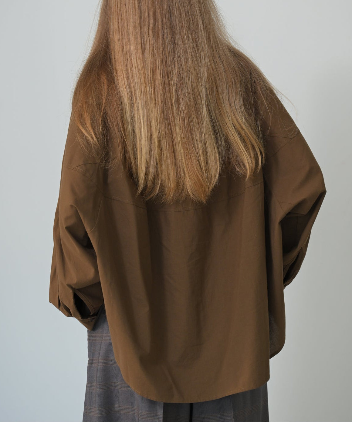 ブラウン　model：H170cm　袖釦留めていない状態