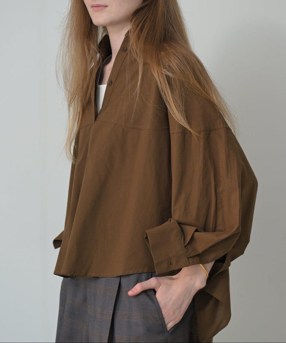 ブラウン　model：H170cm　袖釦一番上で留めた状態