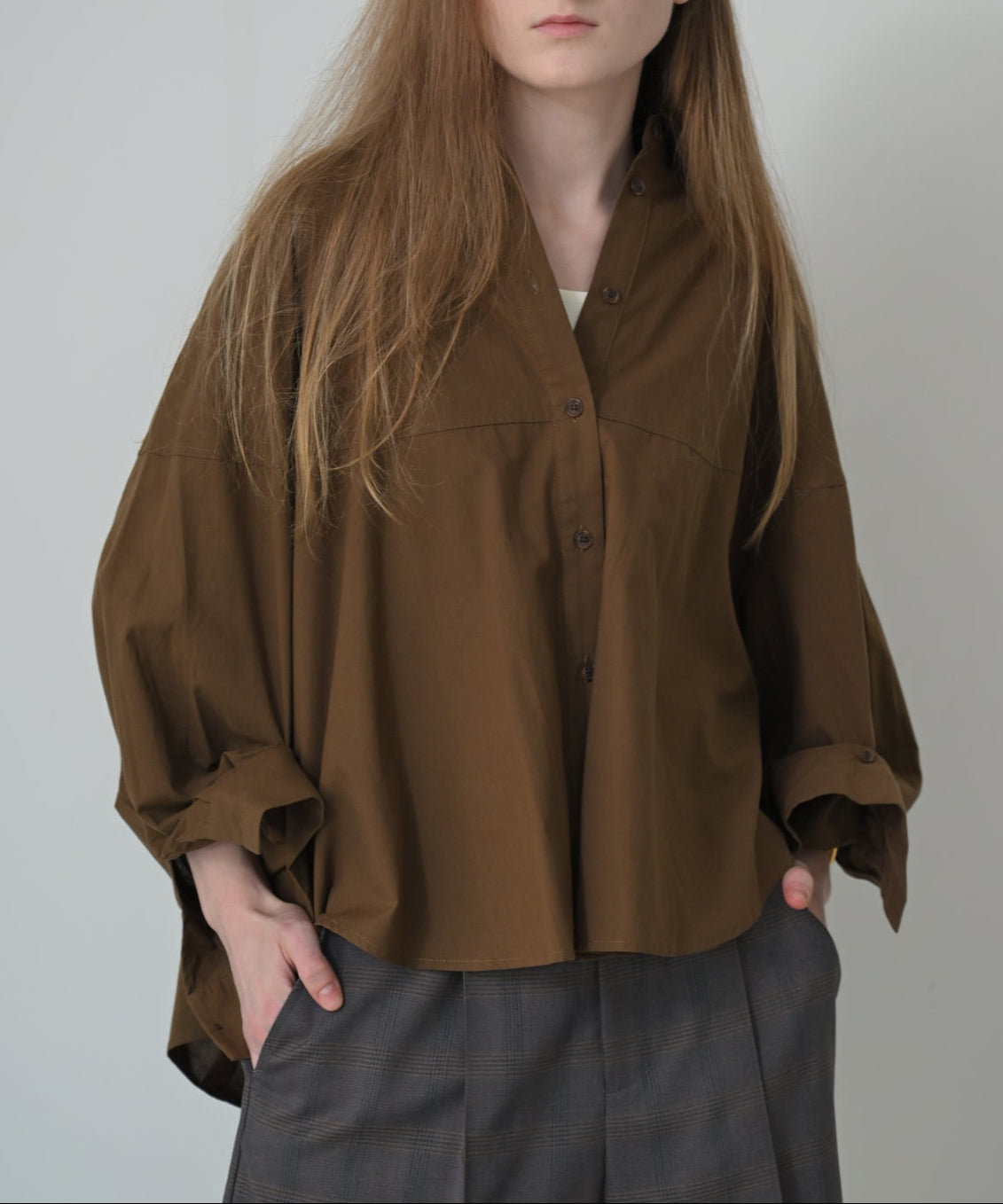 ブラウン　model：H170cm　袖釦一番上で留めた状態