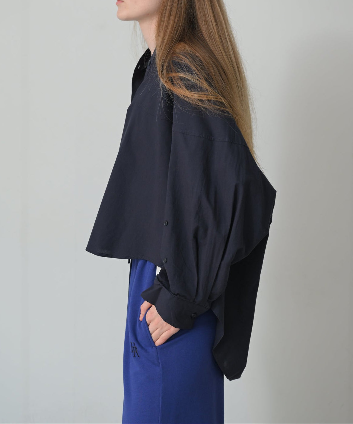 チャコール　model：H170cm　袖釦一番下で留めた状態