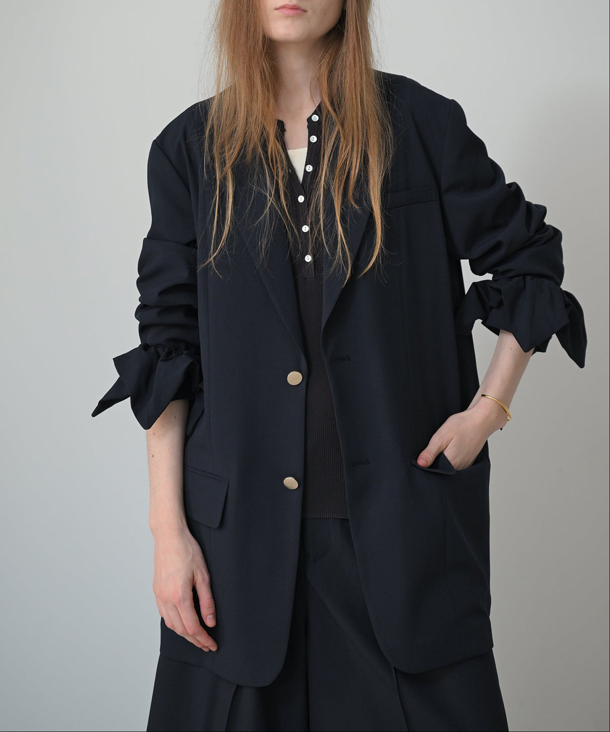 ネイビー　model：H170cm　シュシュを袖につけた状態