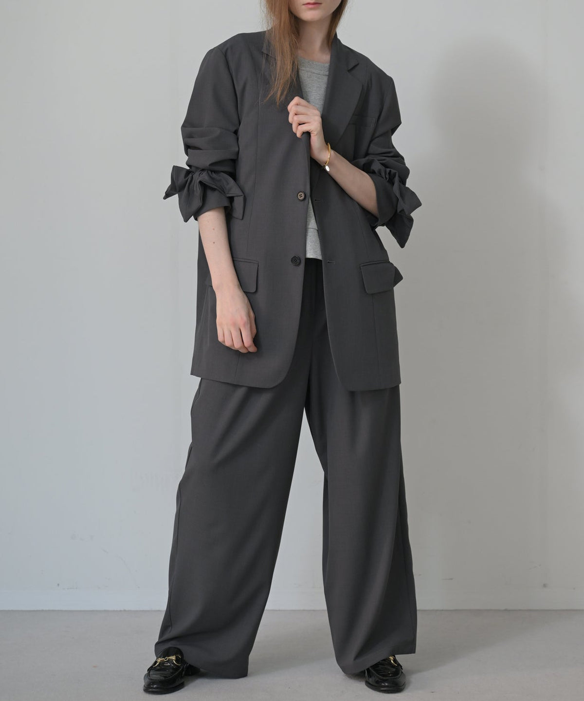 グレー　model：H170cm　シュシュを袖につけた状態