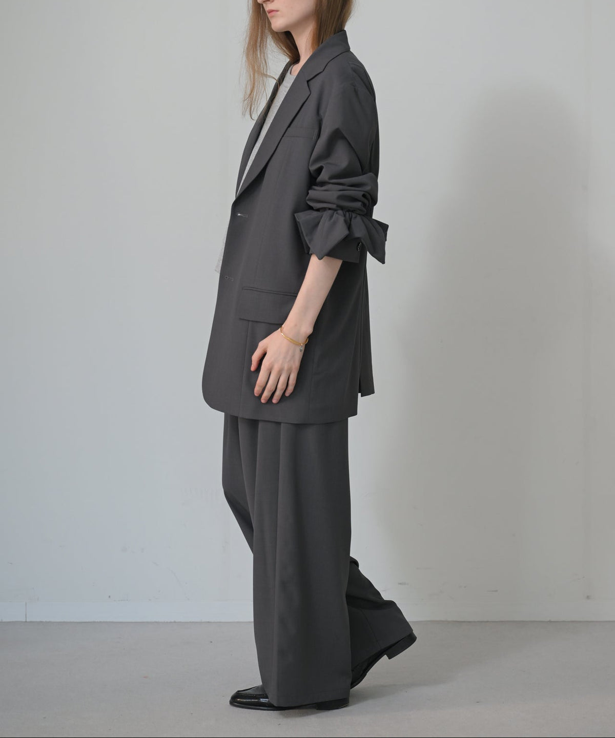 グレー　model：H170cm　シュシュを袖につけた状態
